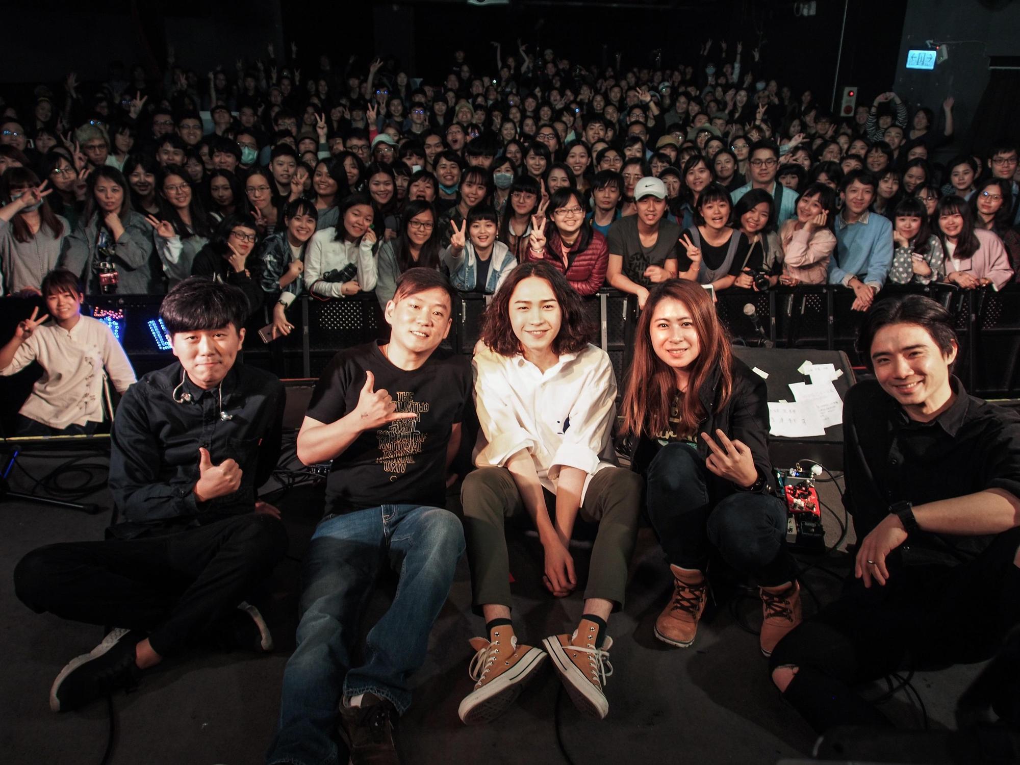 僅出道4個月,許含光已經吸納不少粉絲,他開心地與購票欣賞他演唱的歌迷合照。(種子音樂提供)