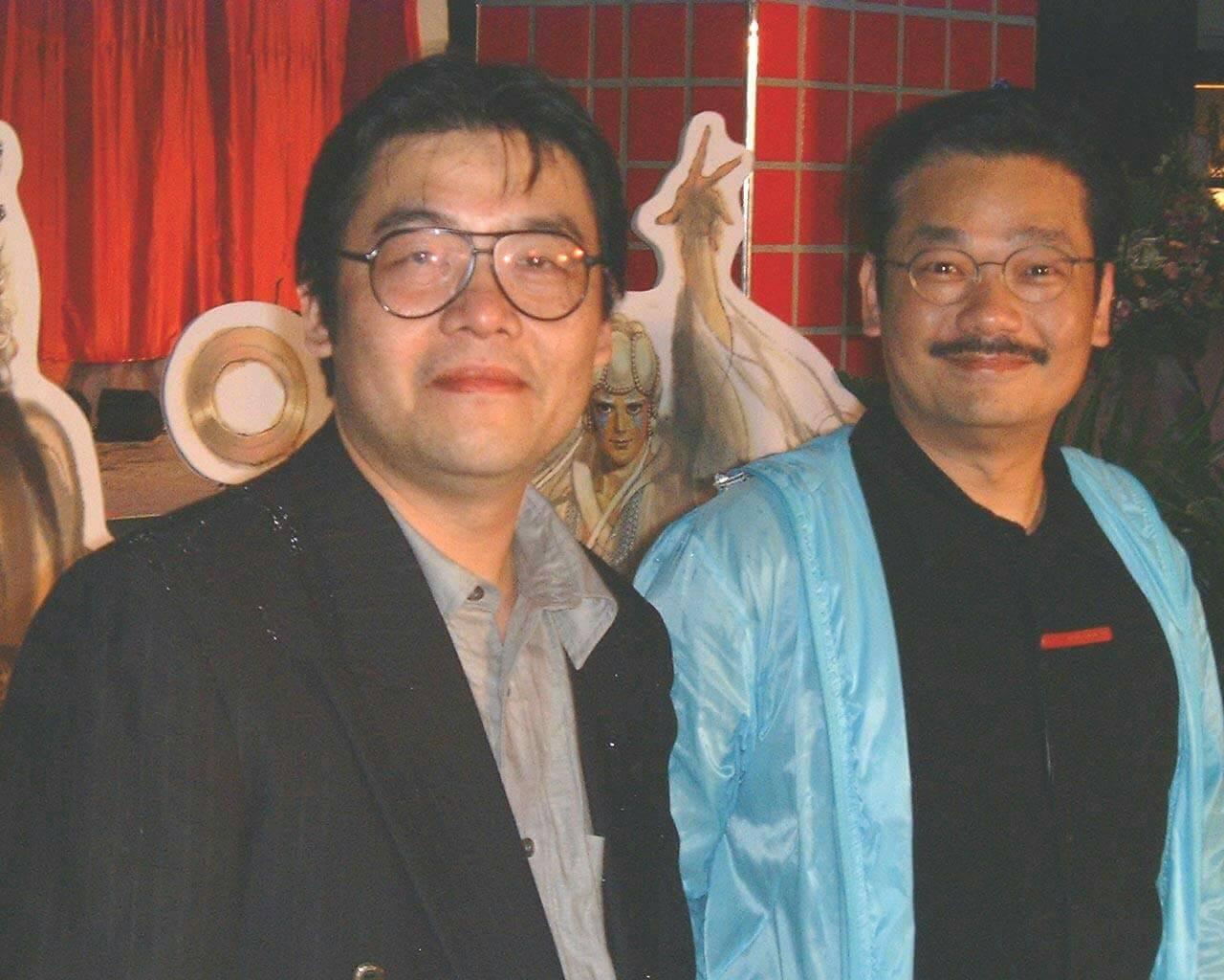 今天是鄭問（左）逝世週年，右為香港漫畫家黃玉郎。