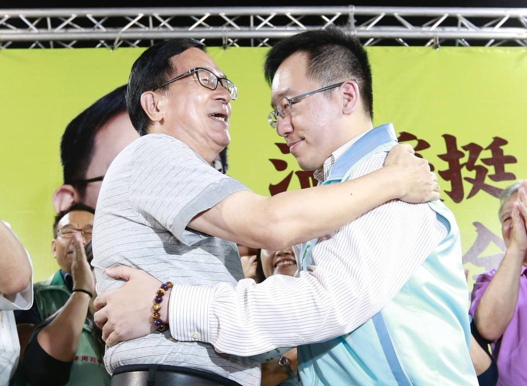 前總統陳水扁17日晚間為兒子陳致中站台，兩人擁抱。