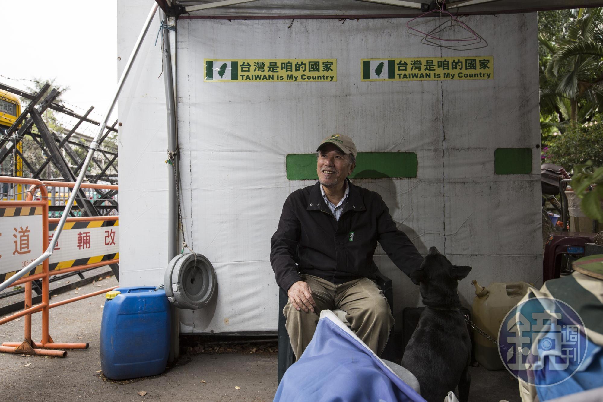 蔡丁貴的台獨帳棚在我們採訪後第三天被拆，圖中的小黑狗也跟著駐地超過8年，原本性情乖順，因被反對者毆打過，現在對陌生人有很大戒心。