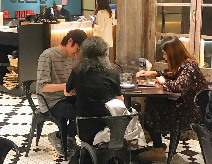 知名部落客亞美將昨到餐廳用餐，竟遇到老闆娘藍心湄親自來點餐。（翻攝「亞美將 AmiJan - 鄧莉穎」臉書）