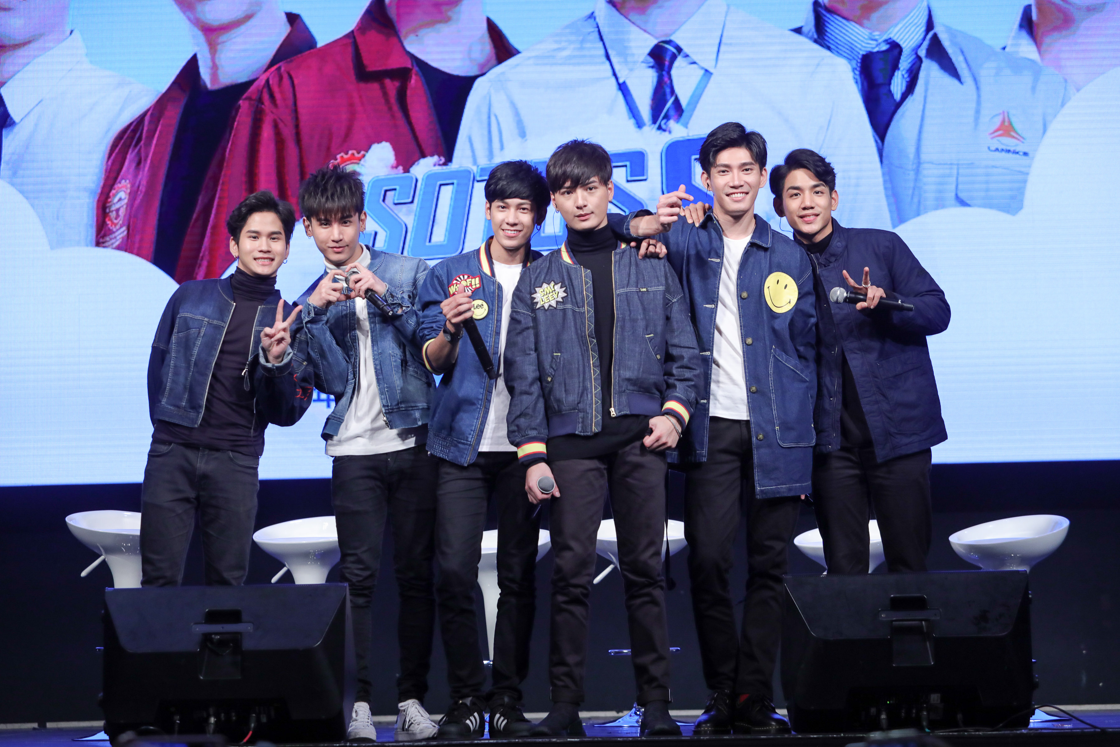 泰劇《一年生2》首次在台舉辦見面會，6名主要演員與800粉絲同樂。照片左起Fiat、Oaujun、Singto、Krist、Guy和Nammon。（佳音娛樂提供）