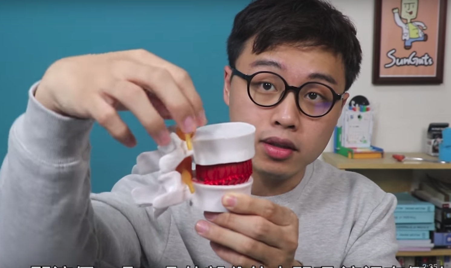 網紅「三個字SunGuts」警告，轉脖子「是自殘的動作」，嚴重甚至可能導致全身癱瘓。（翻攝自YouTube）