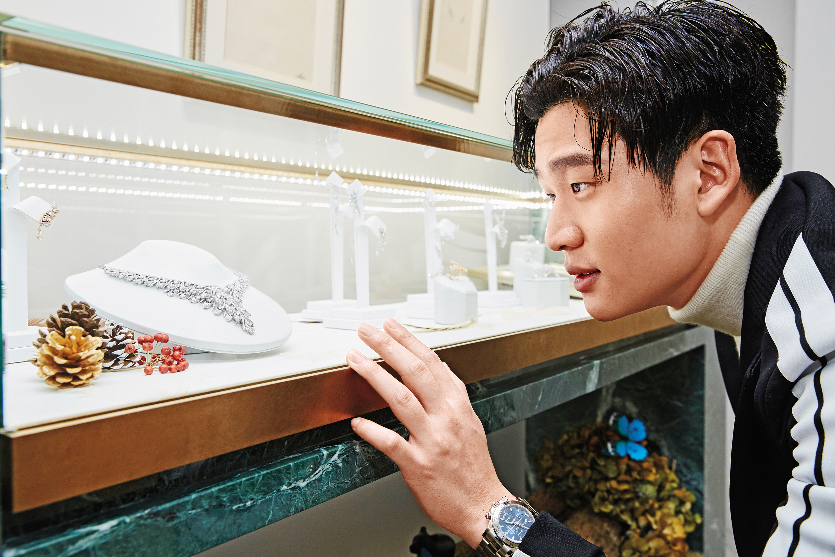 周興哲為了孝親，特別到高級珠寶店挑首飾準備送給媽媽當禮物，看到價格不斐的鑽飾，兩眼發直。