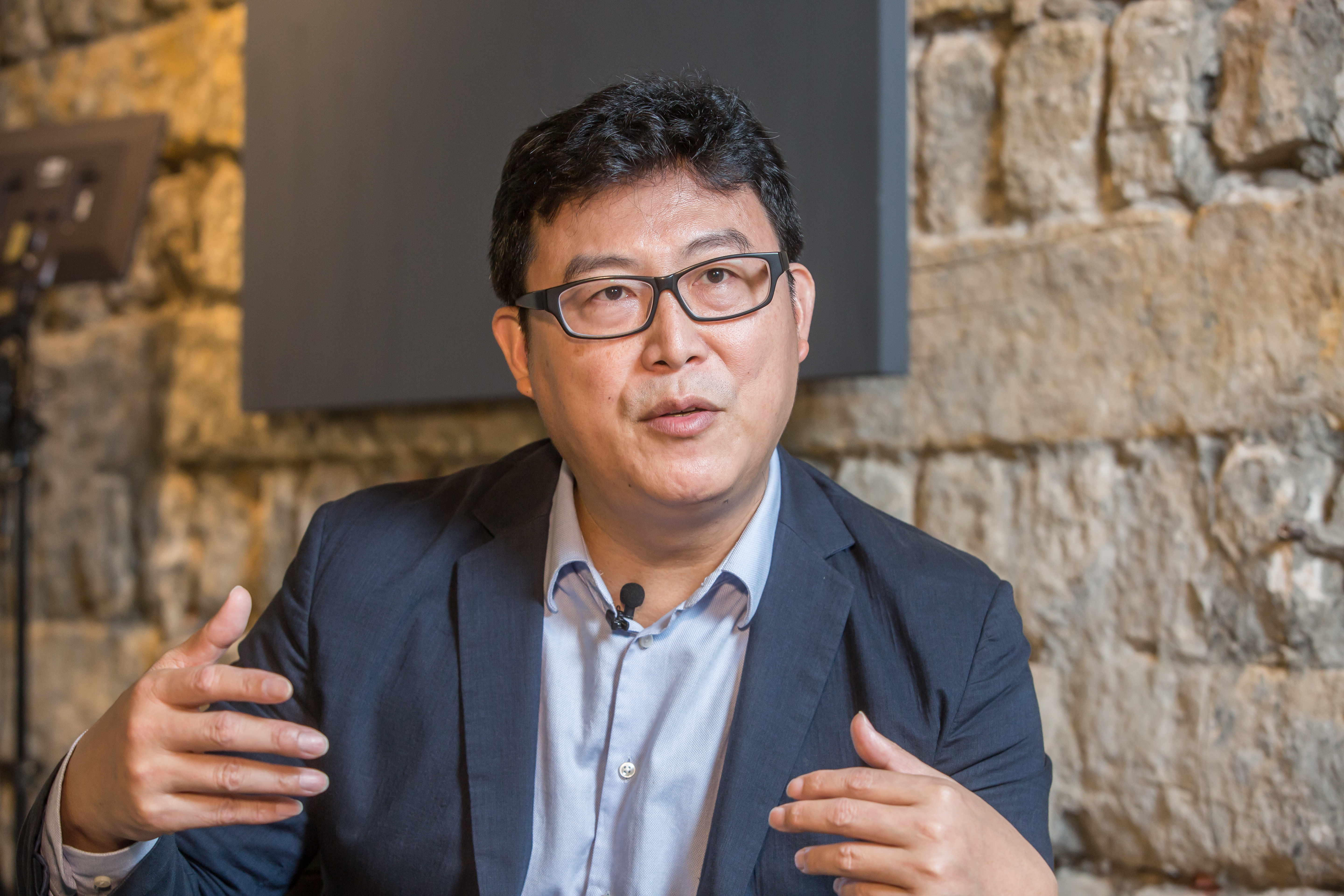 有意爭取民進黨台北市長提名的立委姚文智今午在臉書下戰帖，邀李錫錕針對松機遷移後政策進行辯論。 