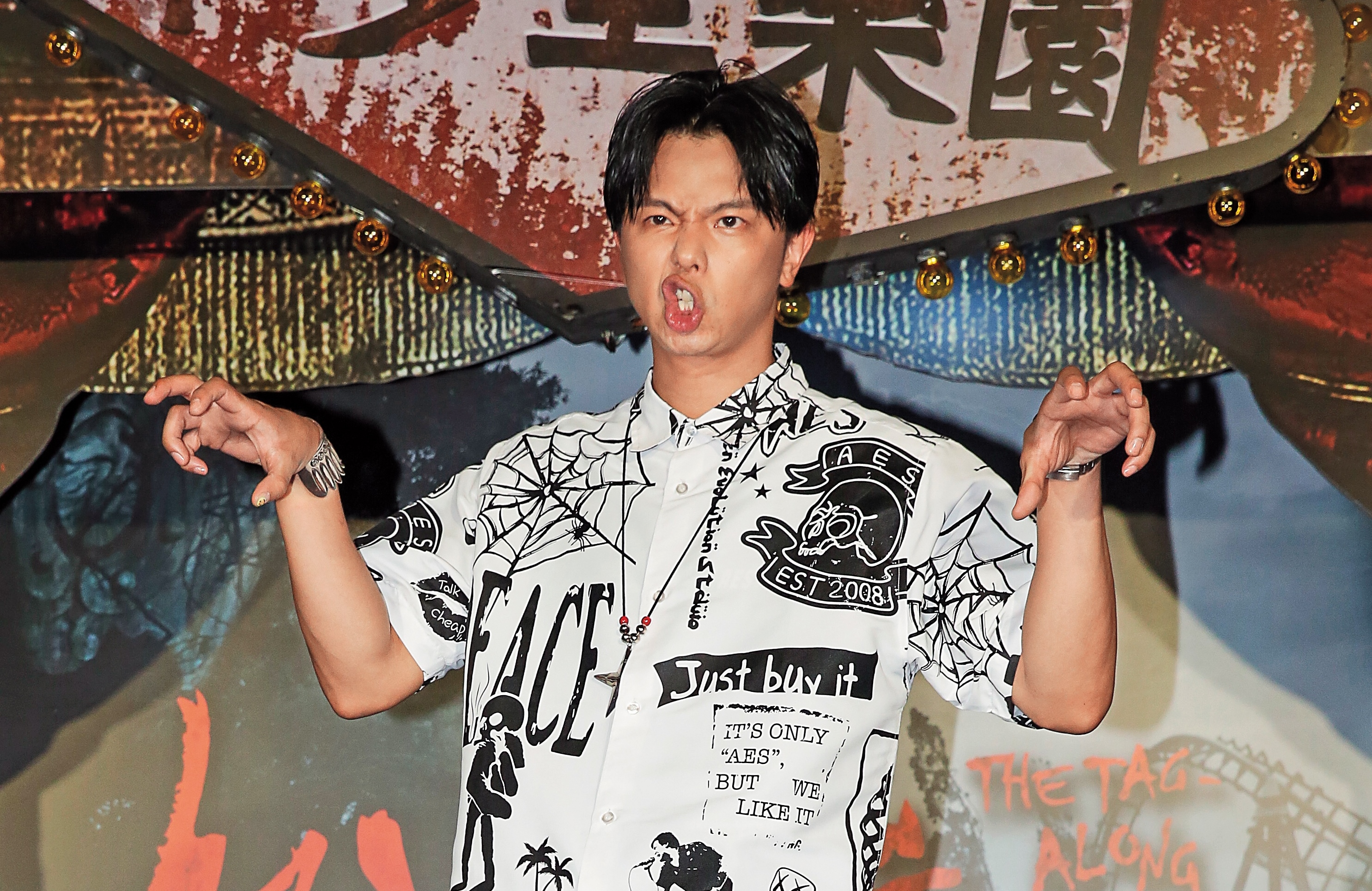 入行多年的小鬼（黃鴻升），在卸下《娛樂百分百》主持棒後持續朝唱片、戲劇等多方面發展，不想再被外界拿來與小豬（羅志祥）比較。