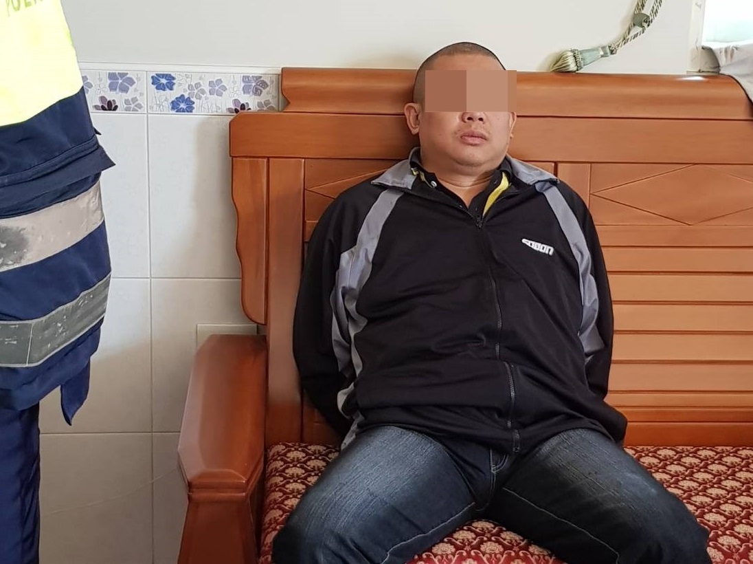 賴嫌砍斷親姊頭顱後，呆坐在客廳椅子上喃喃自語，面無表情。（警方提供）