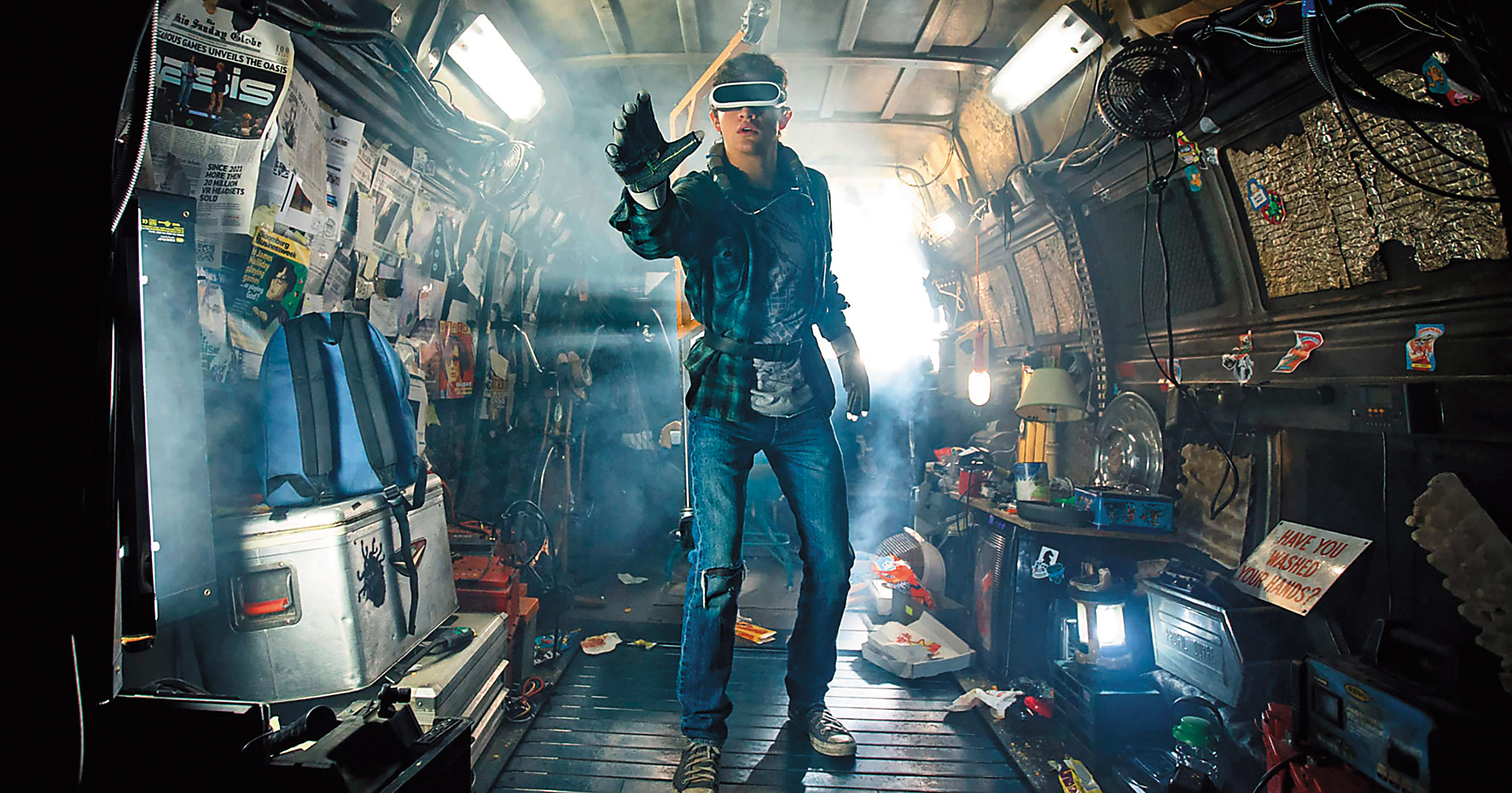 生長在虛擬世界的電玩少年與全球玩家競爭巨額遺產，史匹柏集合了懷舊、冒險 等元素，讓全片成為豪華的彩蛋森林。（華納提供）