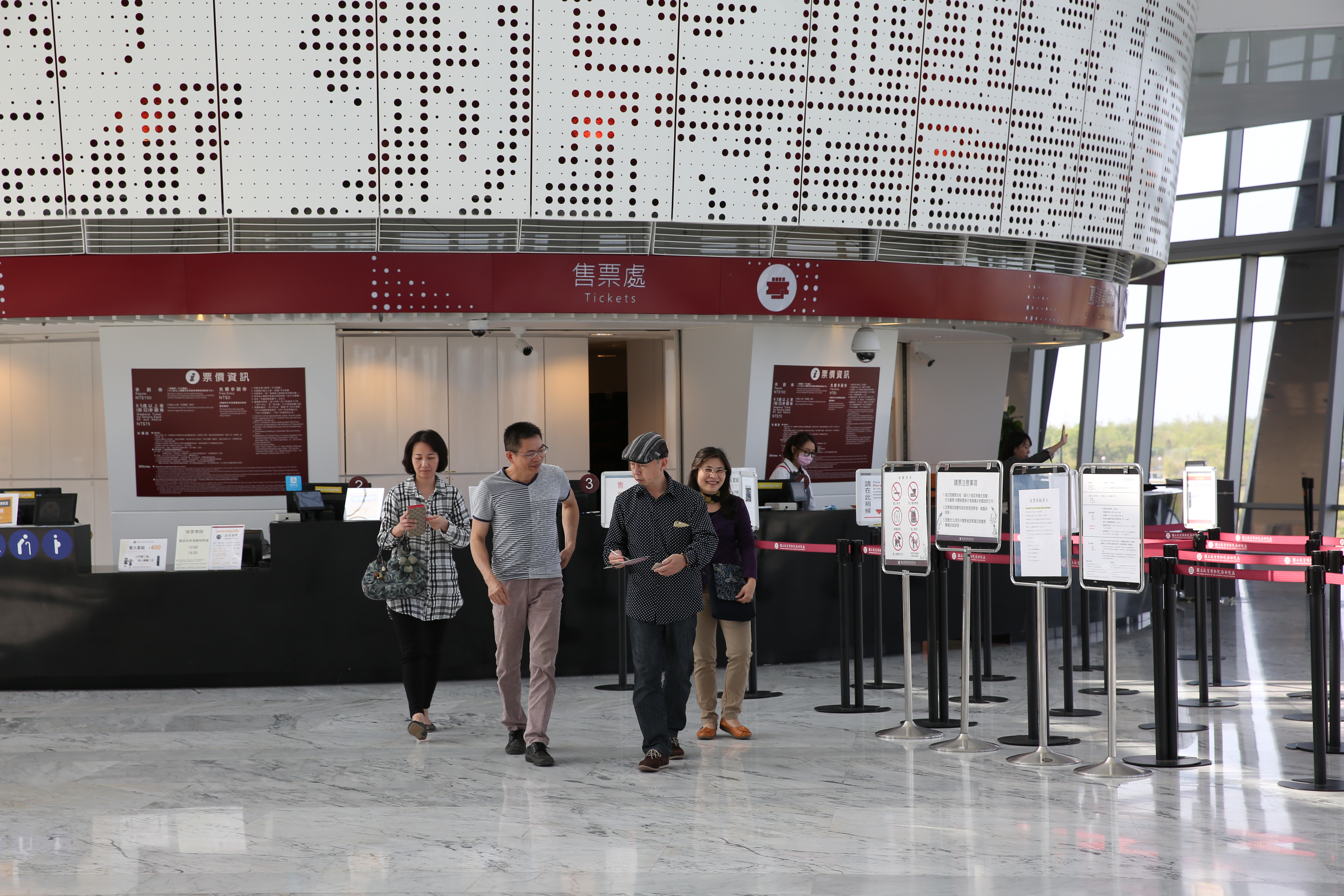 地點偏遠的故宮南院人潮銳減，去年遊客不到百萬，不但無法與台北故宮相比，現又爆出BOT案解約紛爭。 