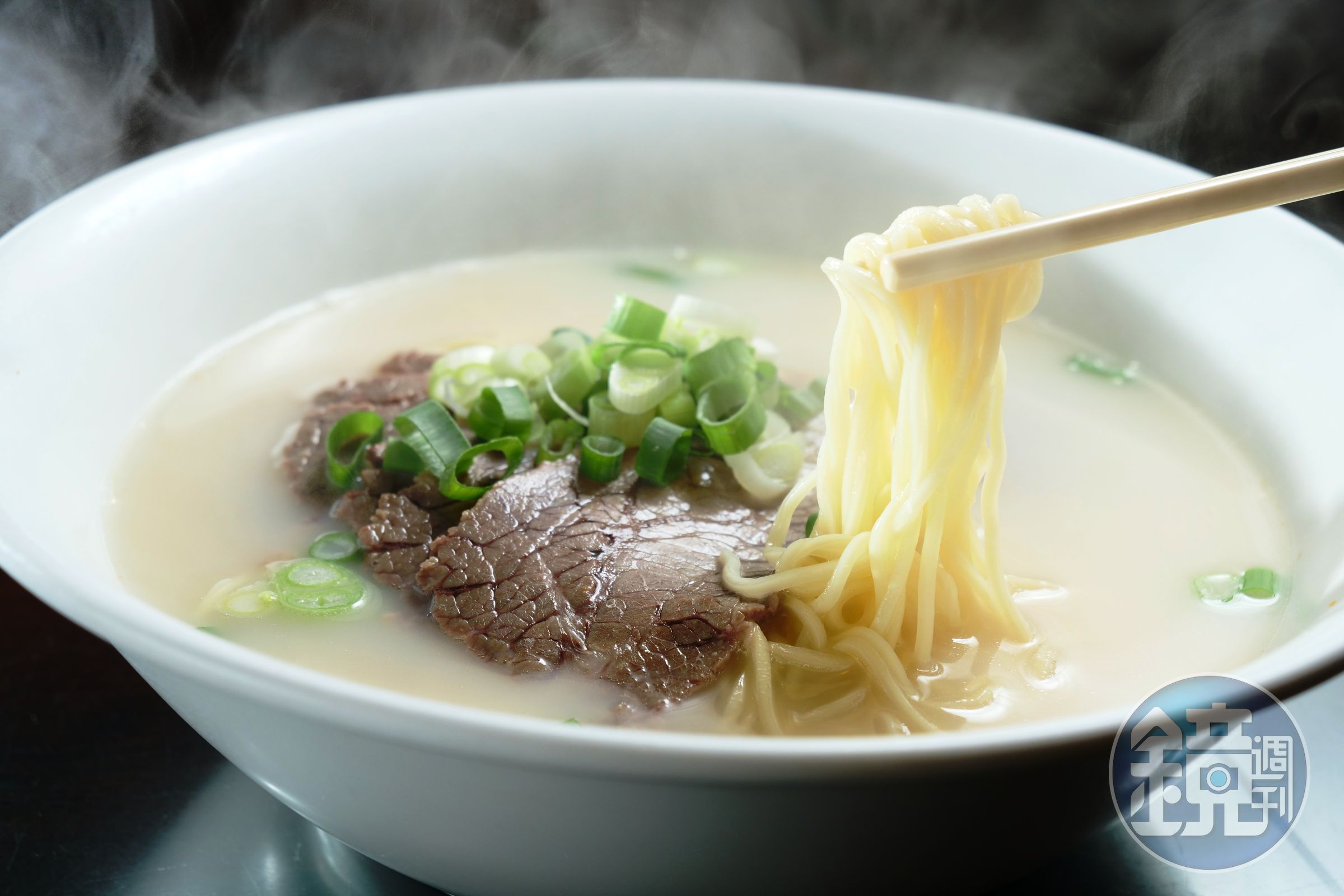 「清燉牛肉麵」湯色濃似乳，上桌得馬上吃，否則細麵很快就坨了。（240元／碗）