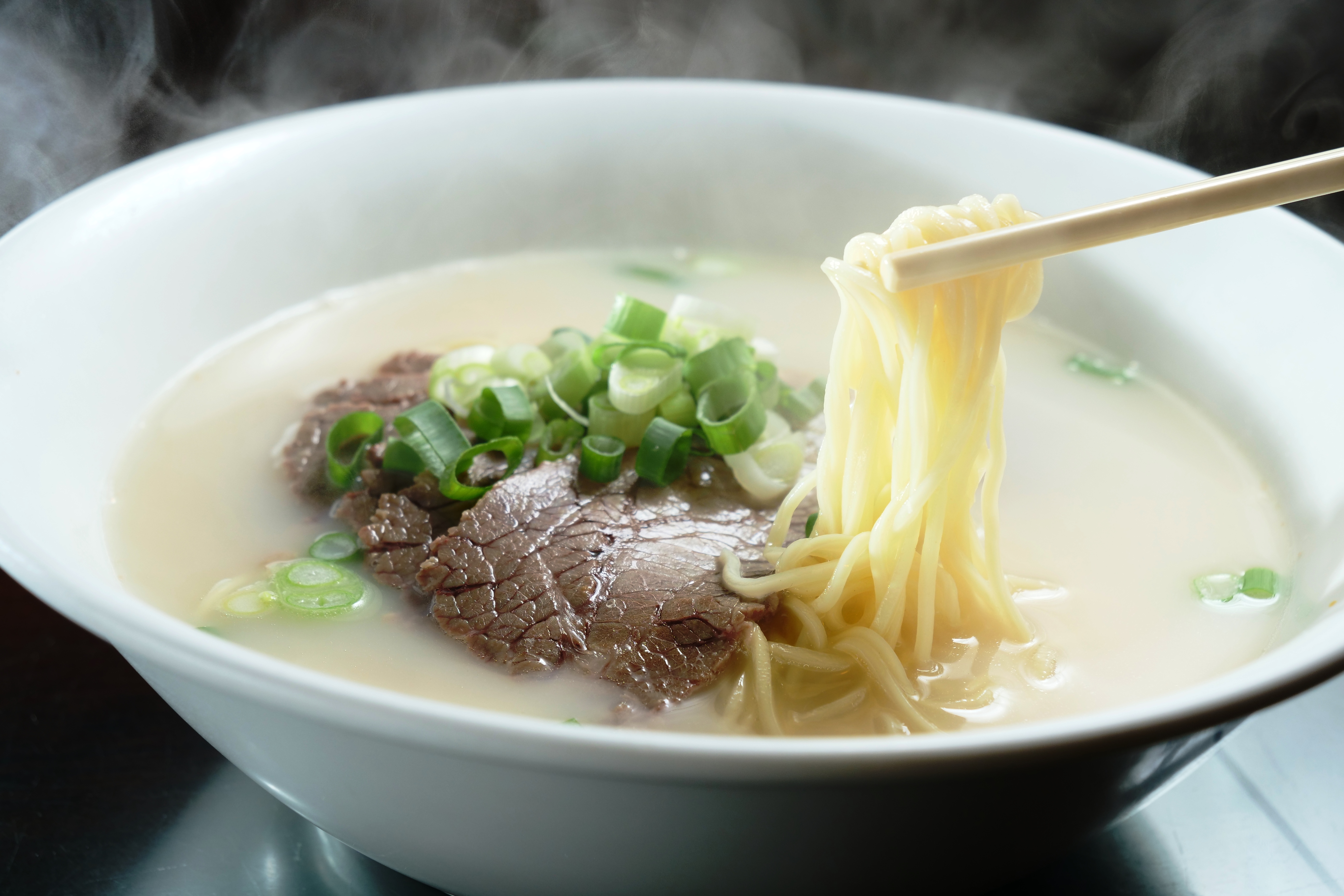 「清燉牛肉麵」湯色濃似乳，上桌得馬上吃，否則細麵很快就坨了。（240元／碗）