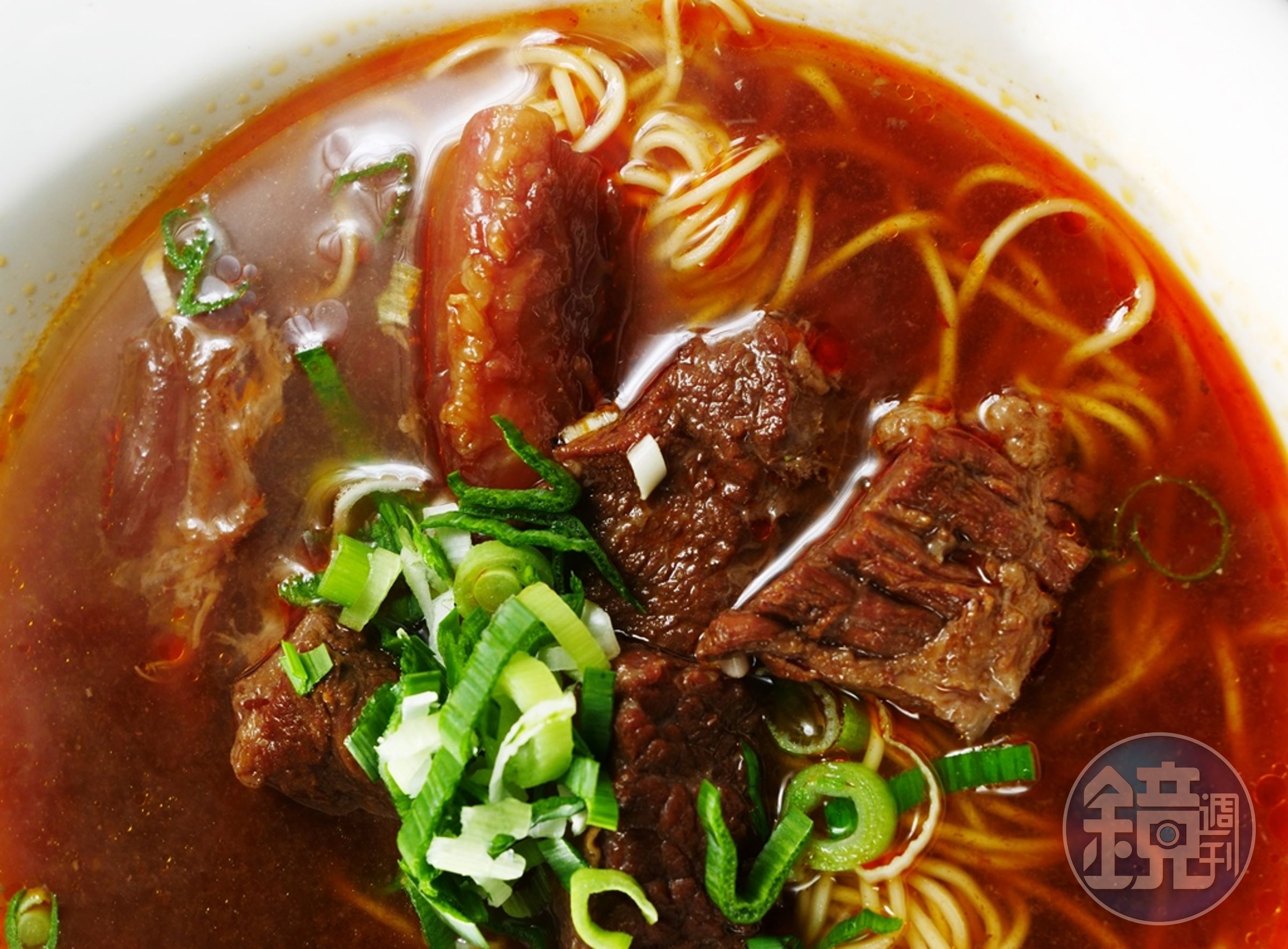 要吃紅燒也是有的，「紅燒半筋半肉麵」爽辣中有豆瓣香。（270元／碗）