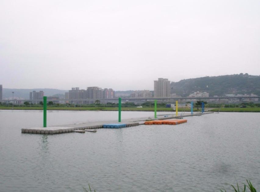 微風運河過去舉辦大型運動賽事,如今卻成為放生魚的墳場。(民眾提供)