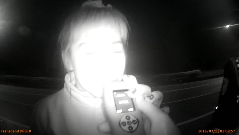 酒駕的阮女使出撒嬌又哭鬧功力盧員警拒酒測，最後還是被員警酒測值高達0.51，依法送辦。（警方提供）