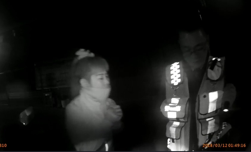 酒駕阮女一直找藉口拒絕酒測，還使出撒嬌功力，要求哥哥多愛她一點。（警方提供）