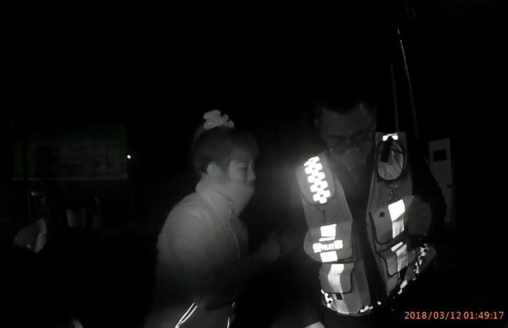 阮女一度下跪撒嬌拜託員警，說哥哥我沒有錢。（警方提供）