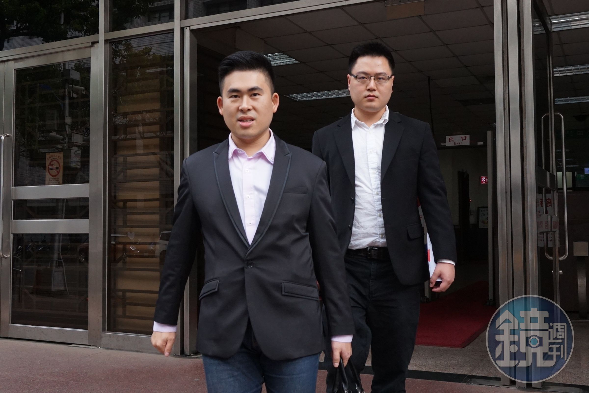 新黨發言人王炳忠（左）至高院作證，他強調沒有被周泓旭吸收發展組織。