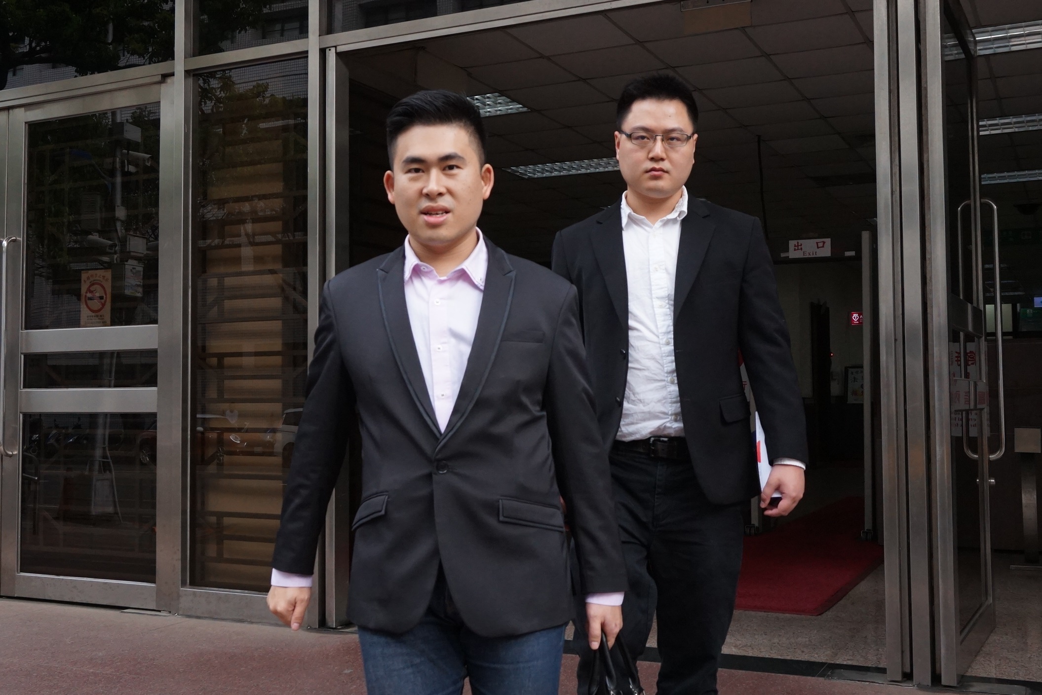 新黨發言人王炳忠（左）至高院作證，他強調沒有被周泓旭吸收發展組織。