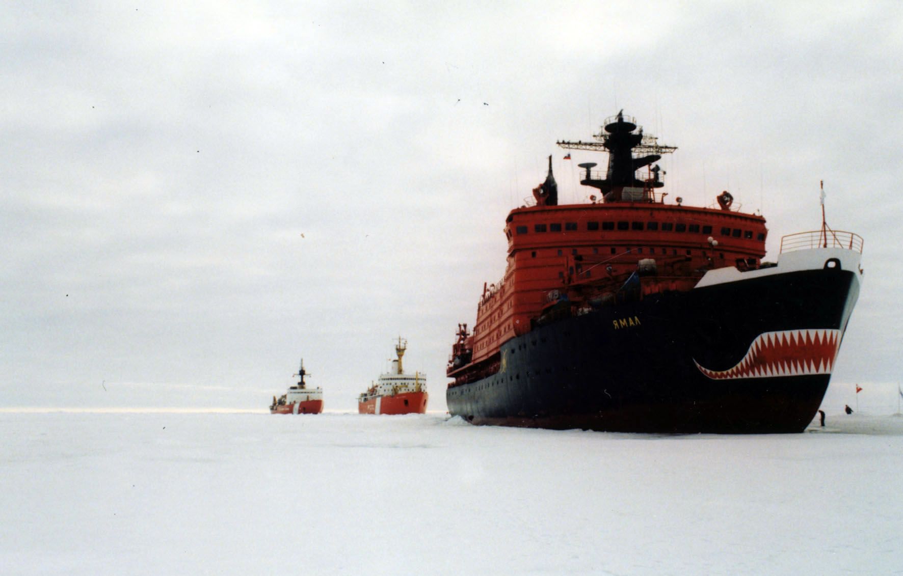 俄國破冰船在北極冰洋上航行。（東方IC）