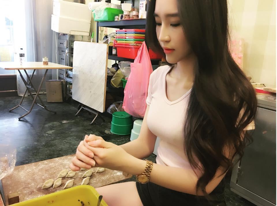 DIDI包子妹改包水餃人氣依然強強滾，有人一口氣點萬粒讓正妹DIDI忙著包水餃。（翻攝牟亞玓臉書）