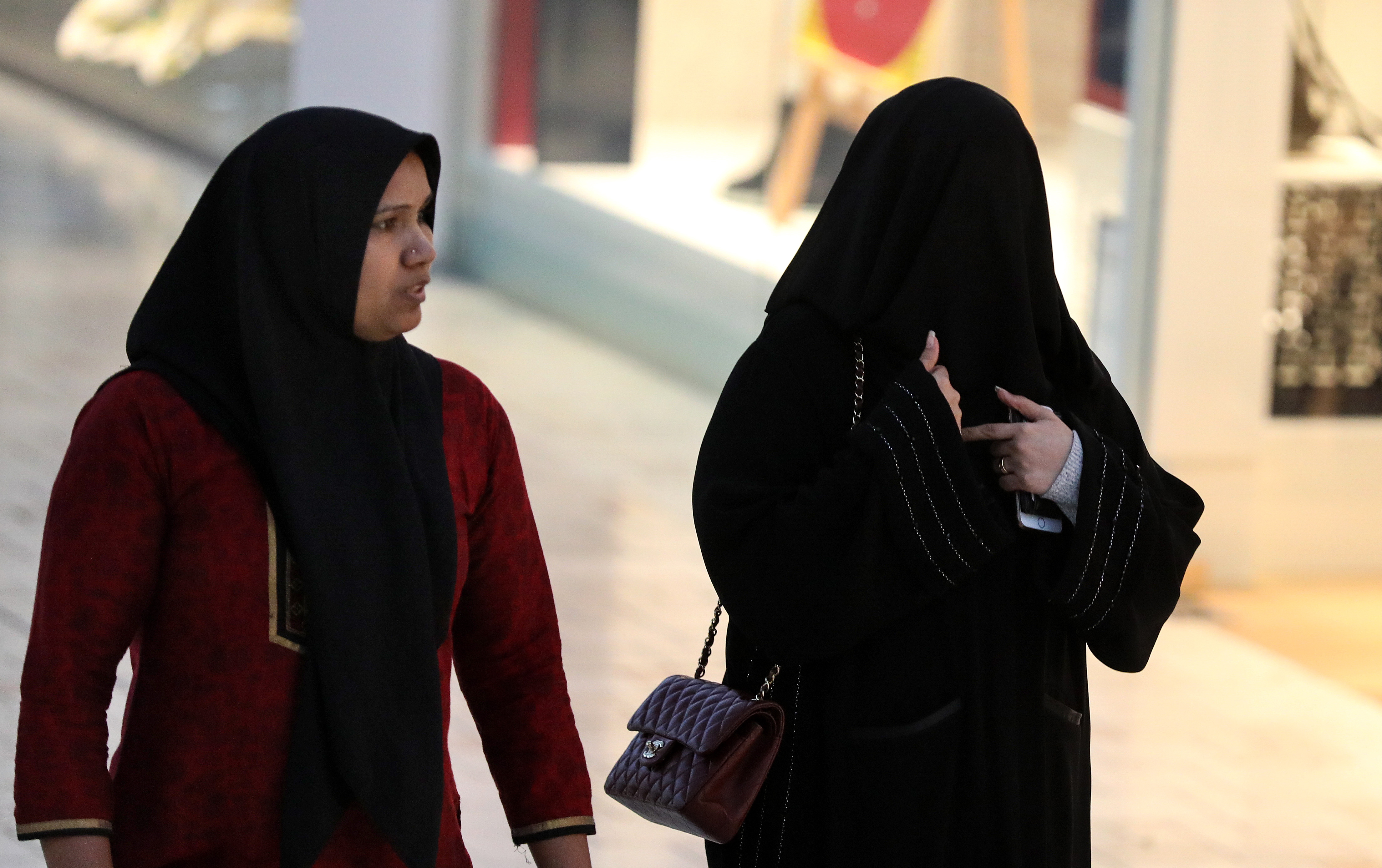 法國從2010年開始，禁止公眾場合配戴如圖中右方女子的遮臉頭巾。（東方IC）