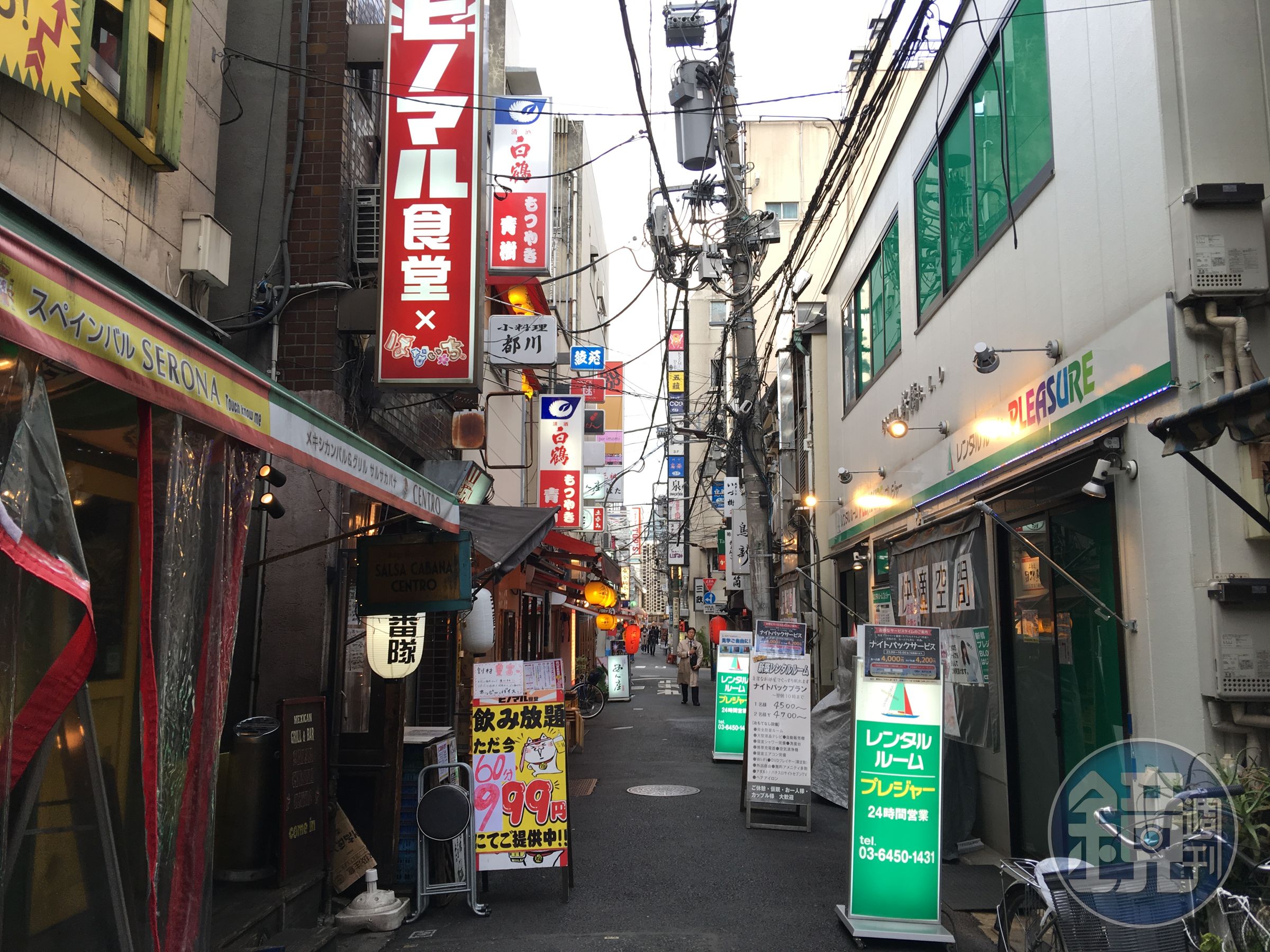 近來在新橋一帶竄起的「出租房」，多隱身在新橋西口通一帶的居酒屋二樓。最近甚至出現整棟新建的出租房，頗有凌駕膠囊旅館的氣勢。