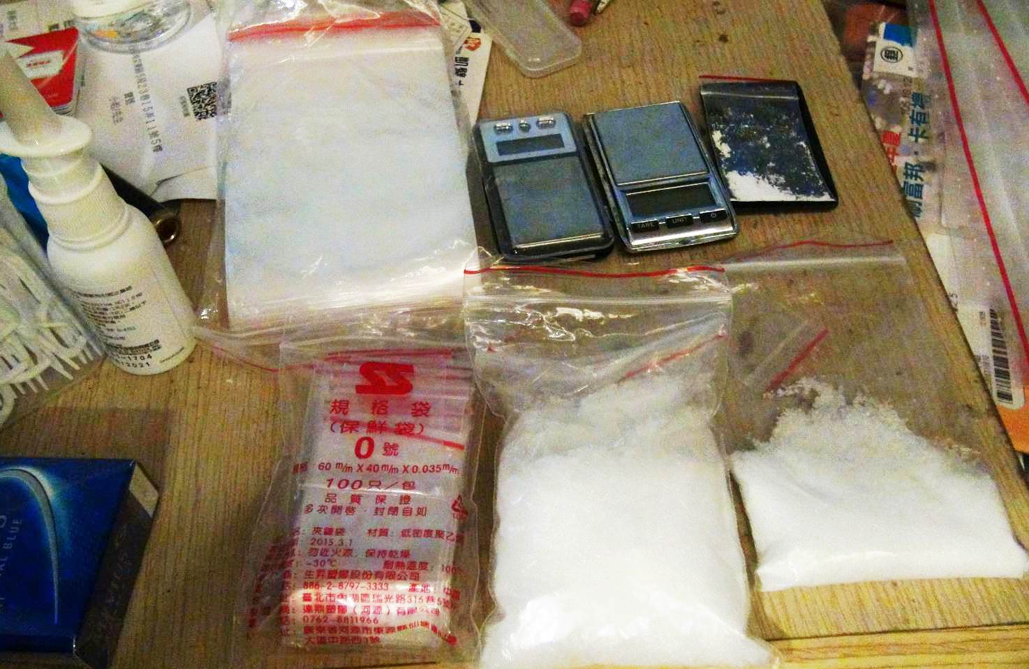 警方在嫌犯住處搜出K他命等毒品。（刑事局提供）