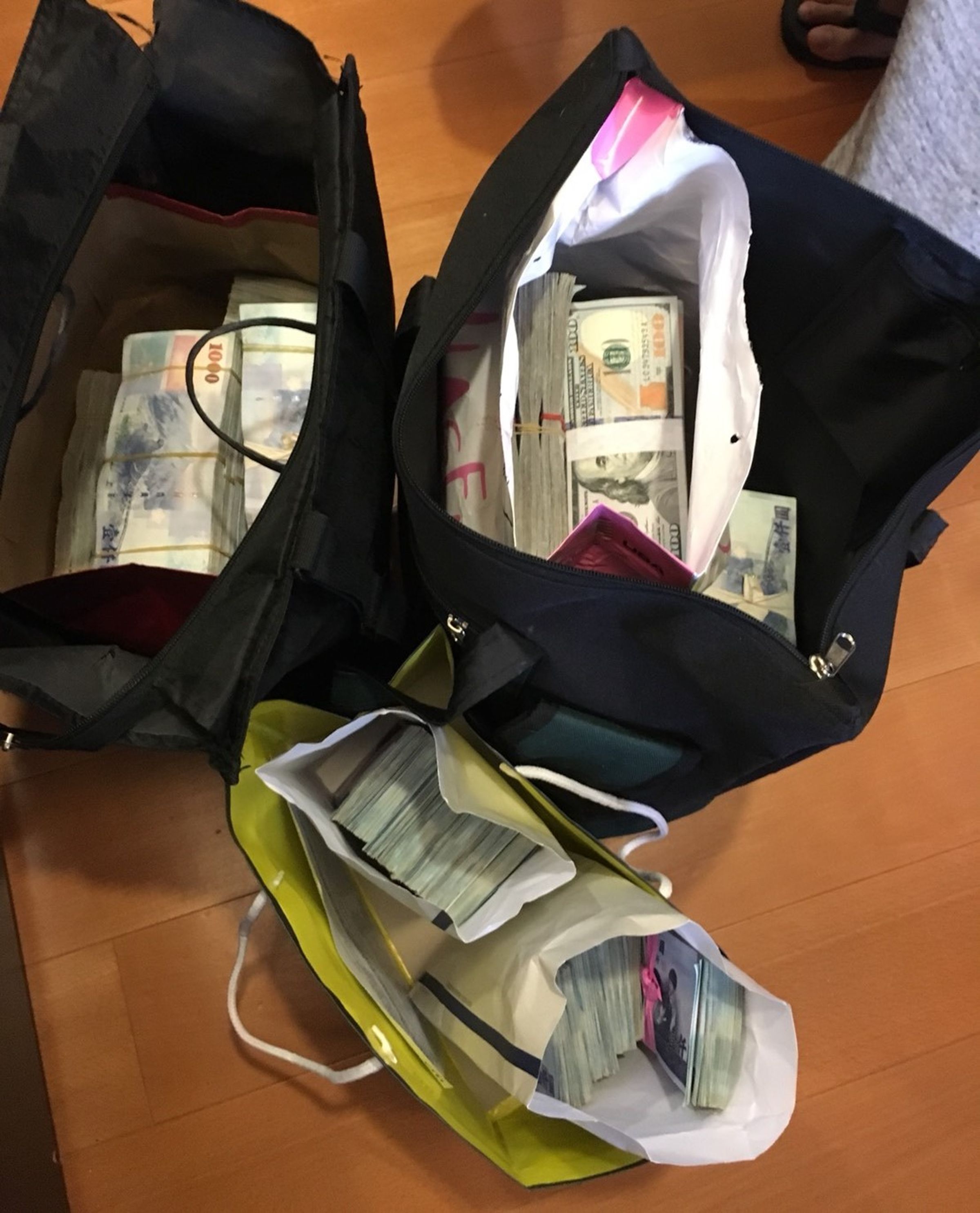 警方查扣大筆詐騙贓款。（刑事局提供）