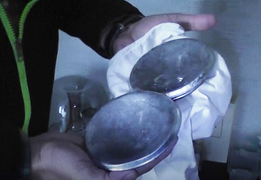 警方在嫌犯住處查扣走私黃金用的胸罩模具。（刑事局提供）