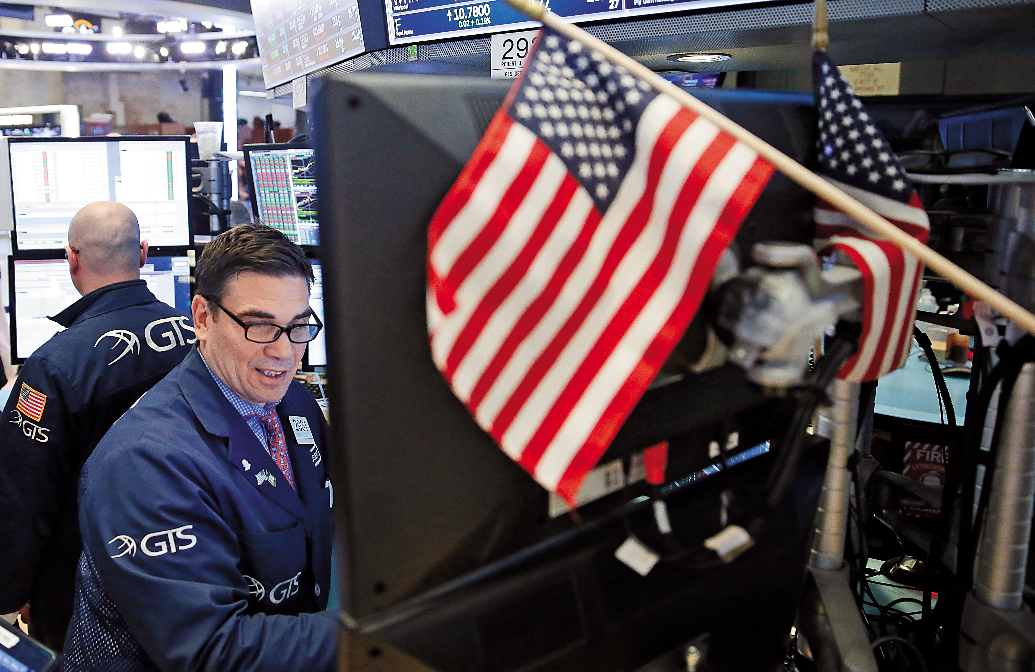 隨著股市越走越高，因為資本利得有限，近期部分標榜投資美國股票的產品，都調降配息率了。（東方IC）