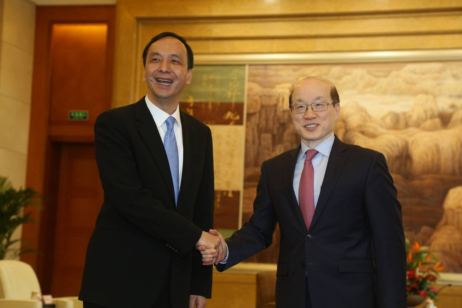搶在兩岸論壇前,新北市長朱立倫(左)先赴陸訪問,並與大陸國台辦主任劉結(右)一會面。(新北市政府提供)