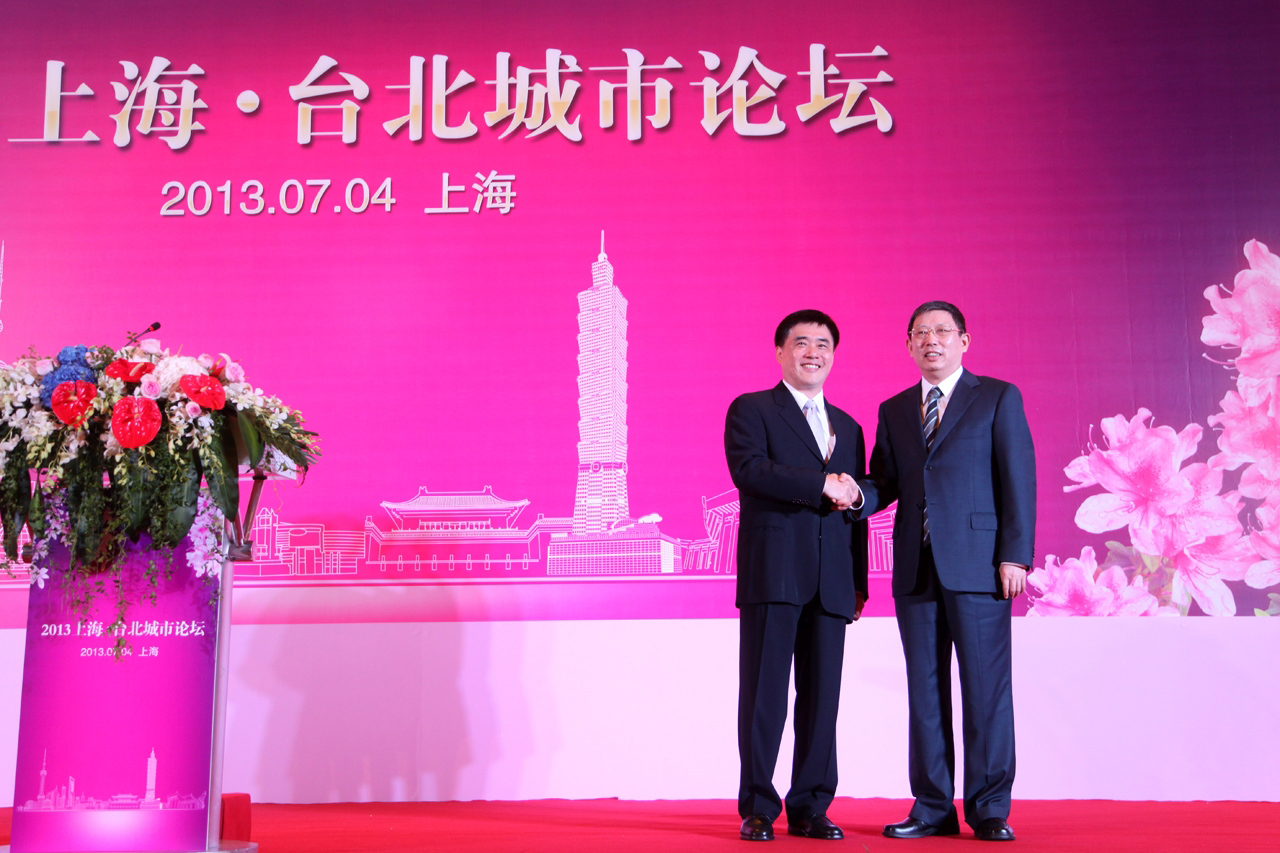 國民黨主席吳敦義多次強調一中各表引中國疑慮。中國刻意拉攏郝龍斌，屢次邀請郝赴對岸參訪。（台北市政府提供）