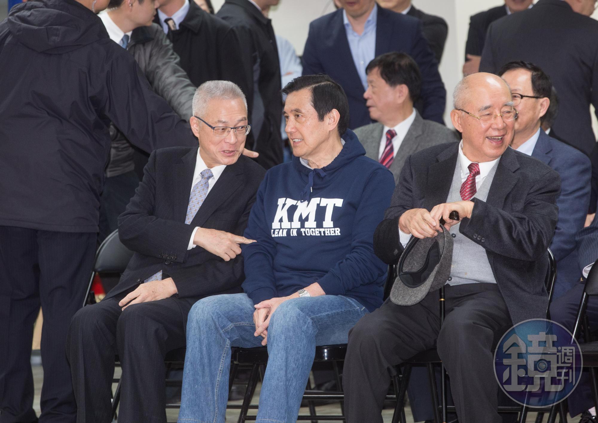 前總統馬英九(前排右二)下月受邀赴美國史丹佛大學演講,日前向總統府提出申請已獲同意。而國民黨主席吳敦義(前排左)赴中國出席論壇並發表談話,府方放行機率不高。