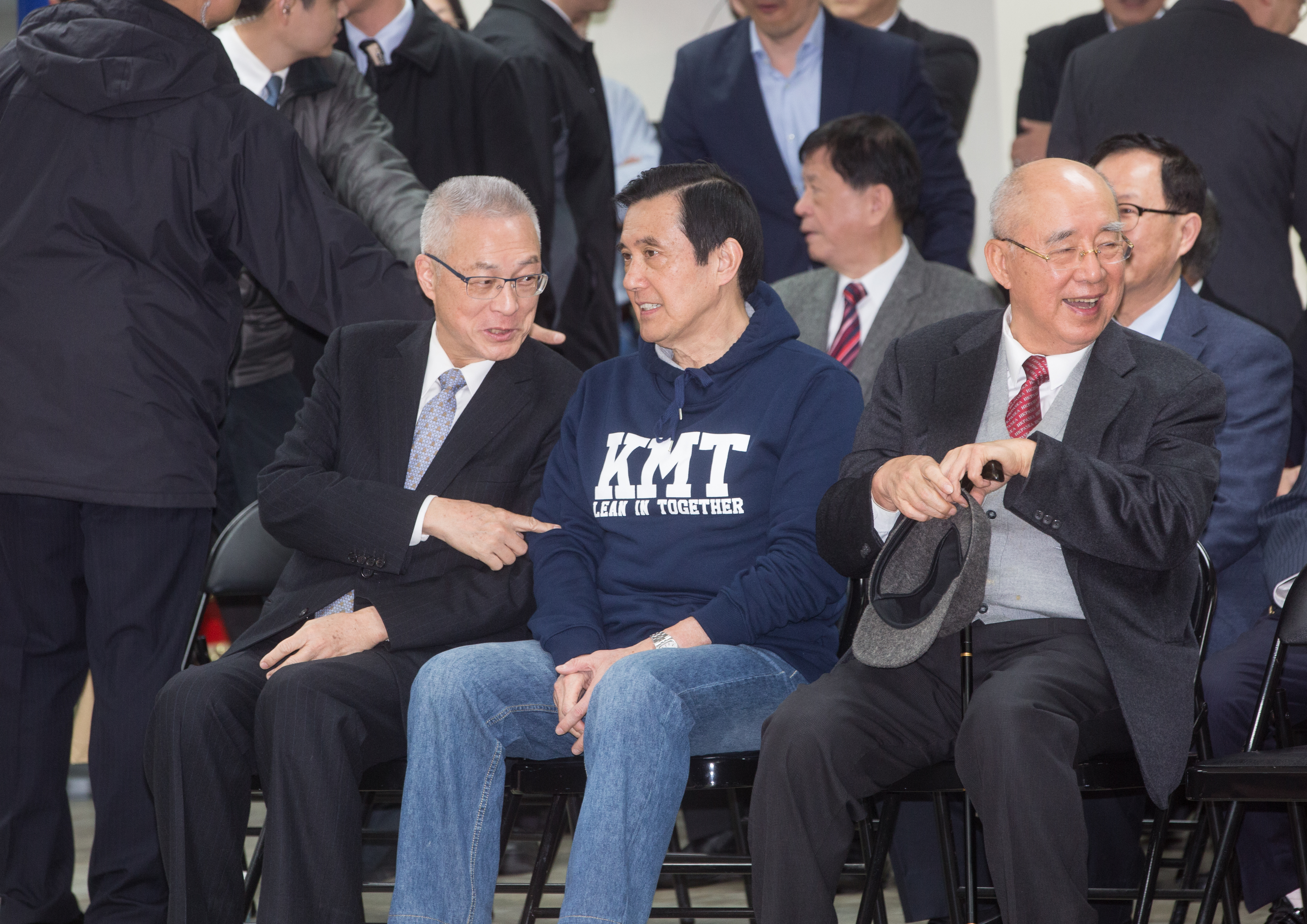 前總統馬英九（前排右二）下月受邀赴美國史丹佛大學演講，日前向總統府提出申請已獲同意。而國民黨主席吳敦義（前排左）赴中國出席論壇並發表談話，府方放行機率不高。