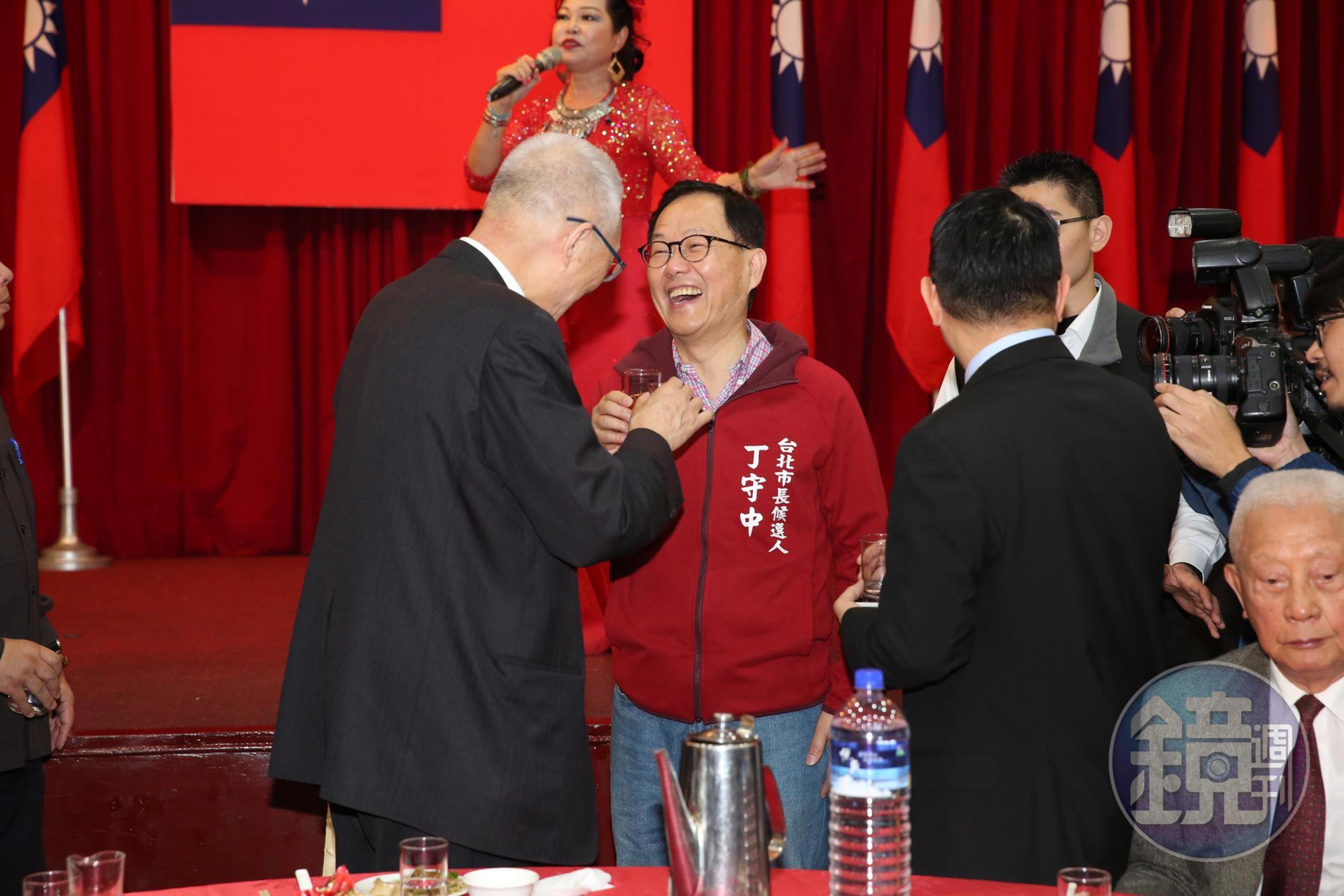 前立委丁守中競選辦公室成立時,郝龍斌曾出席力挺,形塑國民黨團結氣氛。現今黨內盛傳「倒丁」聯盟,是由郝從中主導。