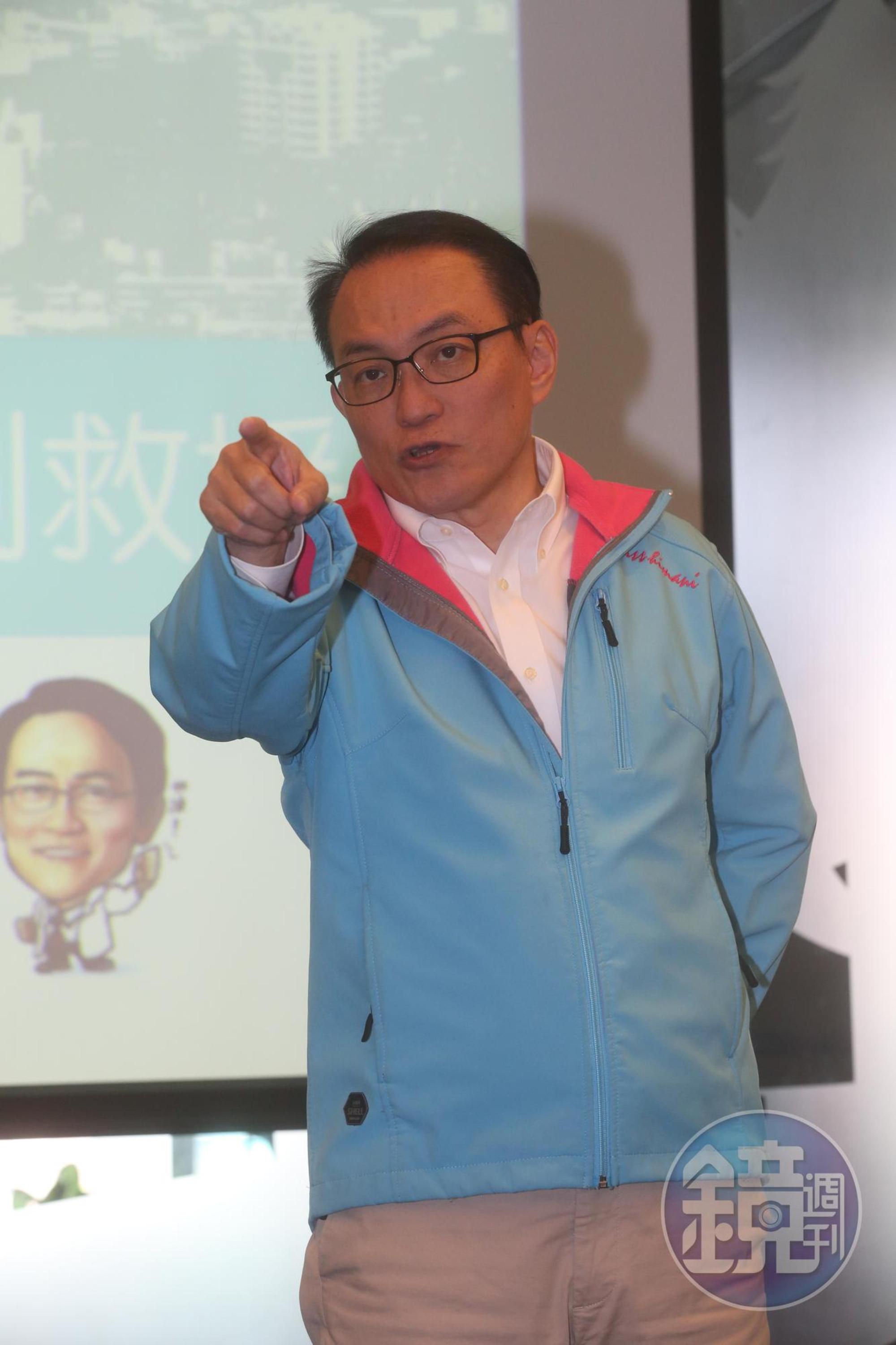 前台北市副市長邱文祥24日宣布以無黨籍身分參加年底台北市長選舉,不會與藍營進行整合。