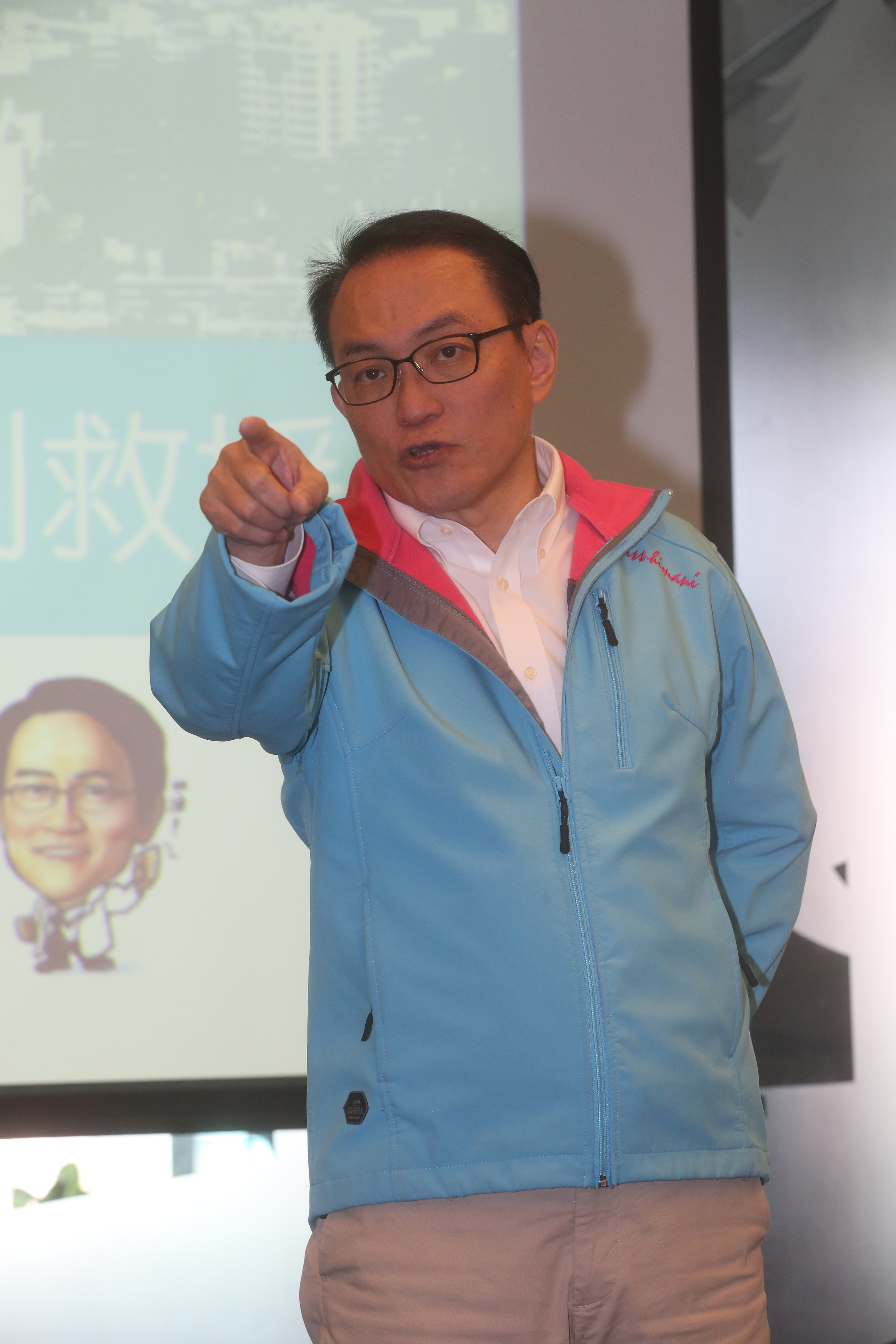 前台北市副市長邱文祥24日宣布以無黨籍身分參加年底台北市長選舉，不會與藍營進行整合。