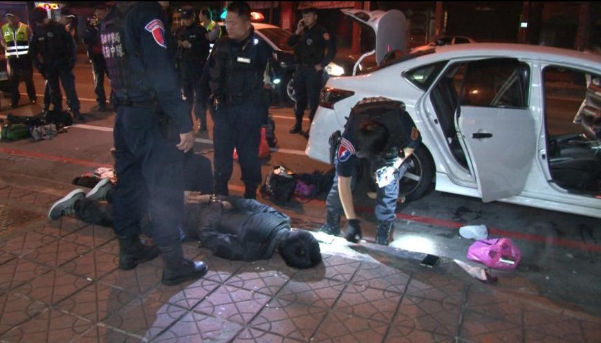 警匪駁火開數十槍,終於逮到3名嫌犯,但其中1名陳姓嫌犯中彈身亡。(警方提供)