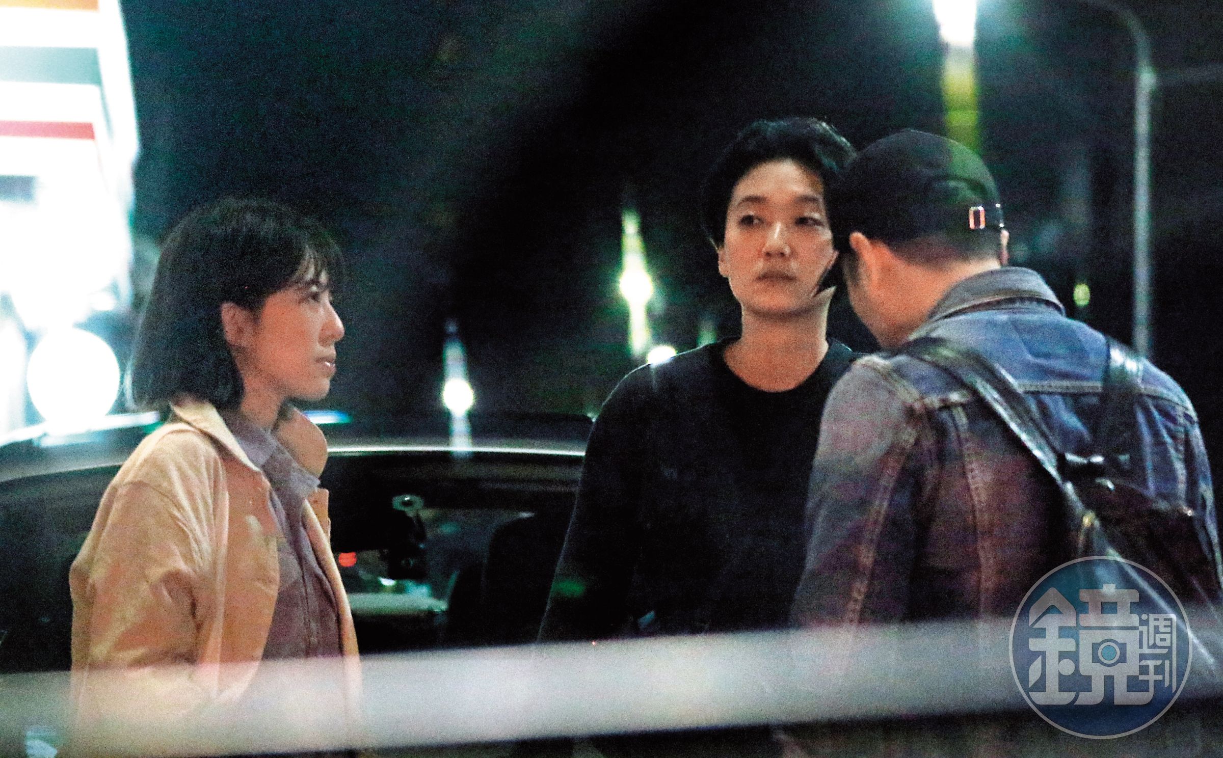 3/23 23：08 路嘉欣（左）、趙逸嵐（中）在KTV門口和友人寒暄。
