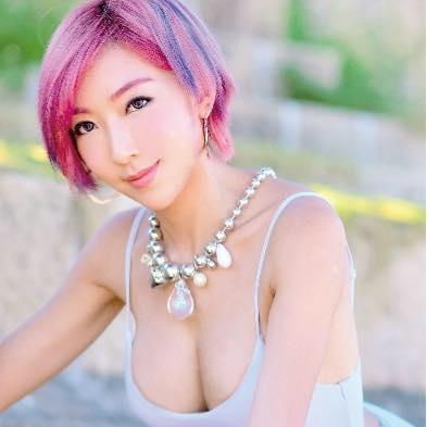 李宓自曝使用鹽水袋隆乳,但未照醫囑按摩,胸部像球一樣硬;她後來改用矽膠和自體脂肪豐胸,又引發脂肪瘤後遺症。