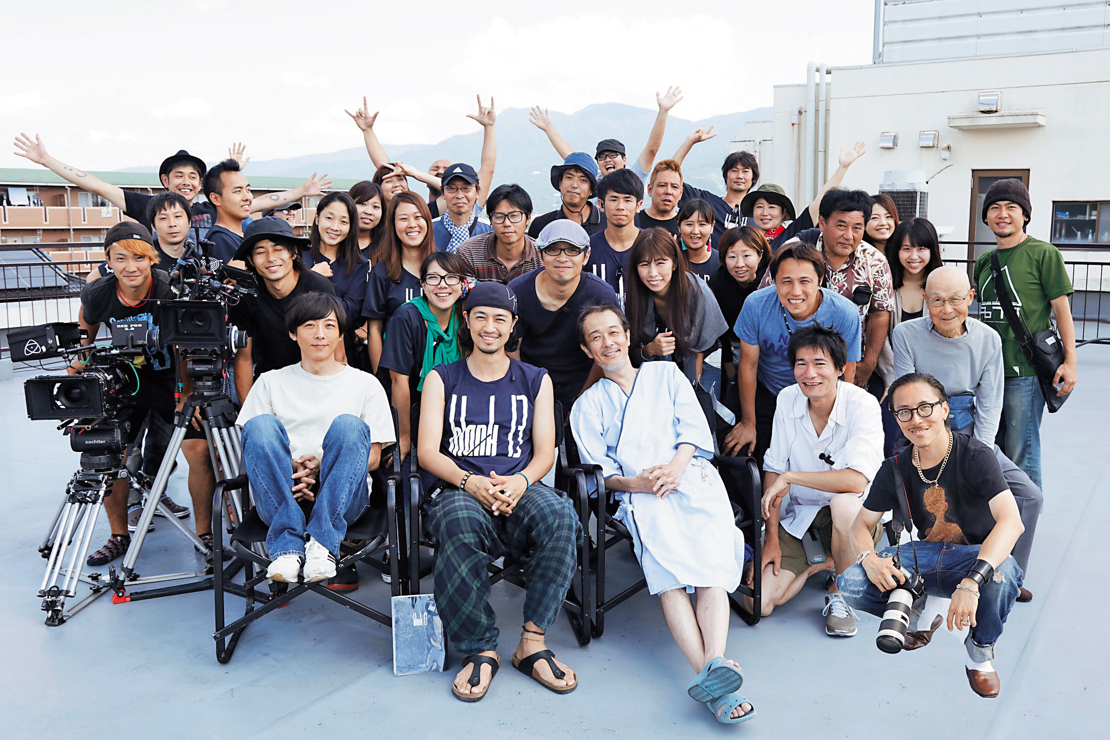 默契十足的班底讓《多桑不在家》只花一個多星期就殺青,前排左起為高橋一生、齊藤工與Lily Franky。(天馬行空提供)