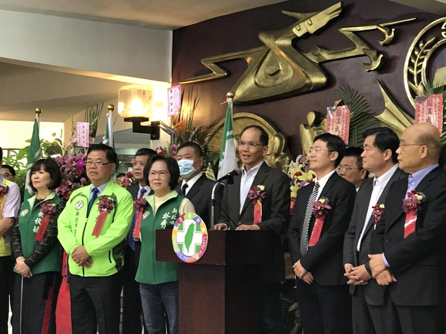 新北市議會民進黨黨團舉行幹部交接典禮，被拱「王爺出巡」、參選新北的游錫堃、蘇貞昌都到場致詞。