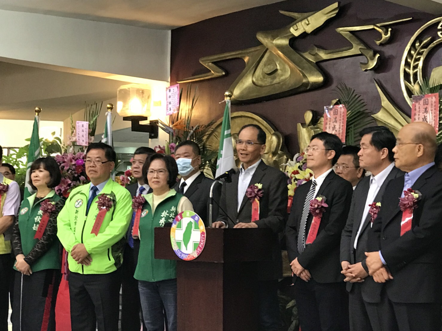 新北市議會民進黨黨團舉行幹部交接典禮，被拱「王爺出巡」、參選新北的游錫堃、蘇貞昌都到場致詞。