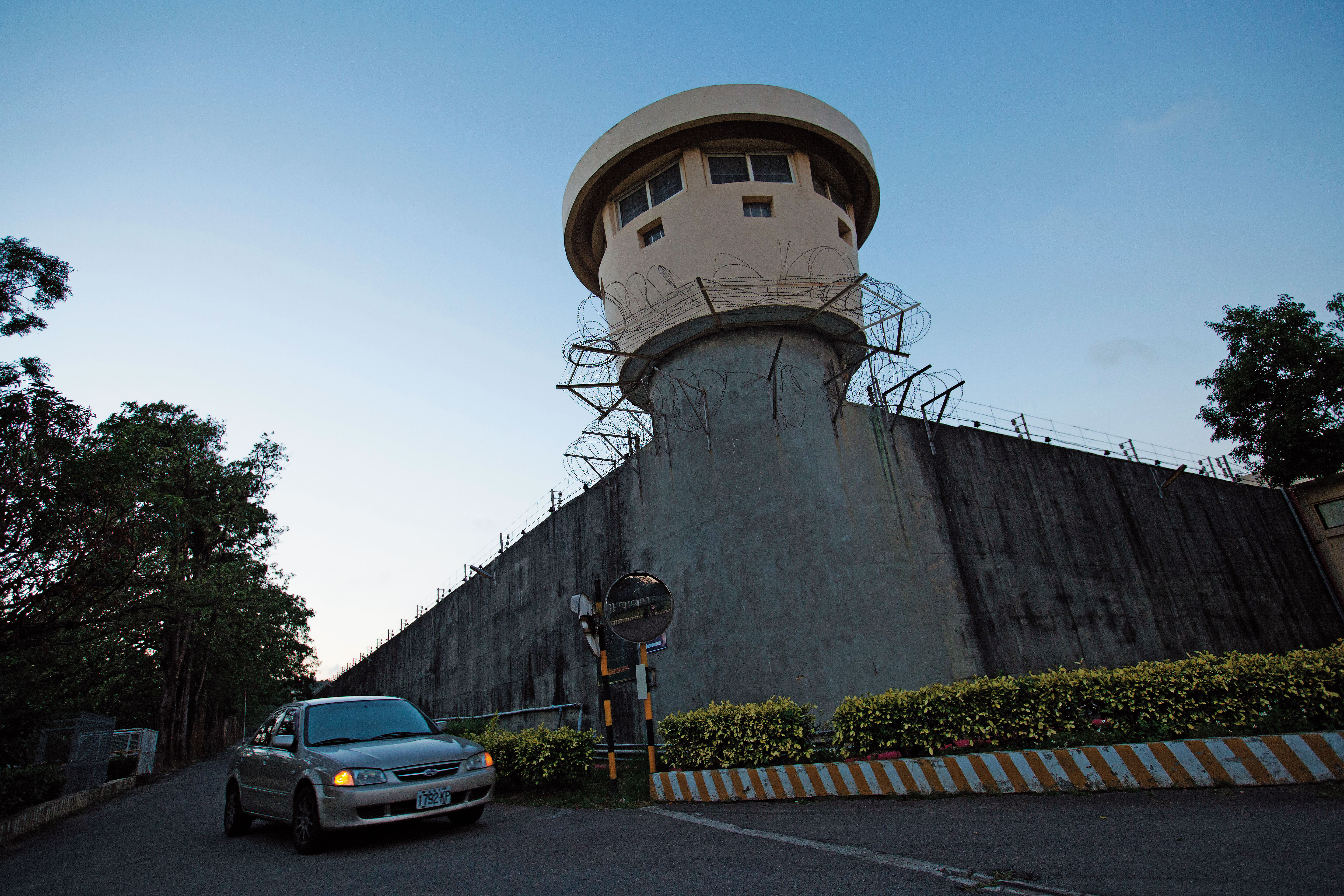 監所人滿為患，許姓受刑人幫忙寫論文，換得較輕鬆的雜役工作。