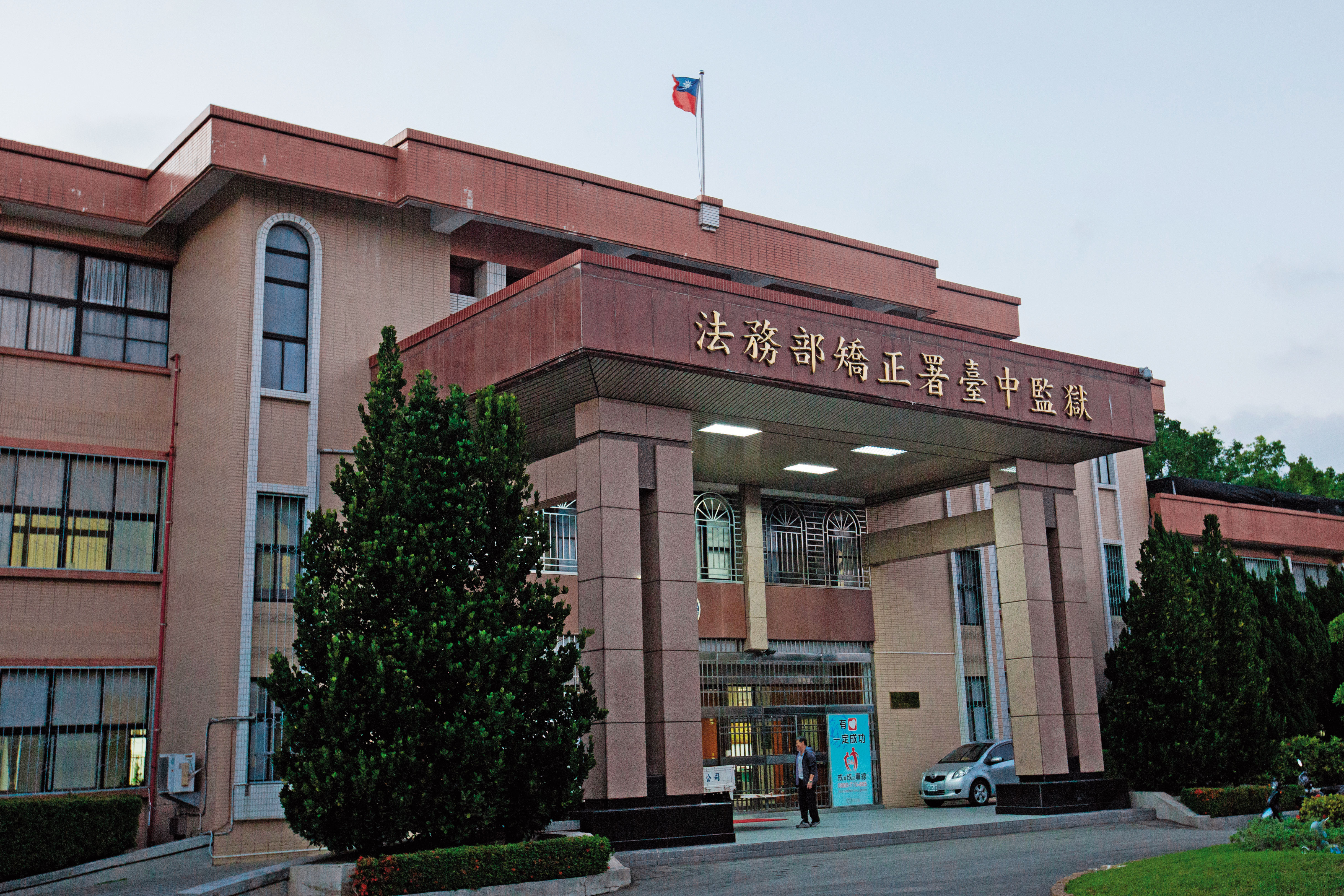 矯正署負責全國監所業務，戒護人力吃緊，只要出包就被外界釘得滿頭包。