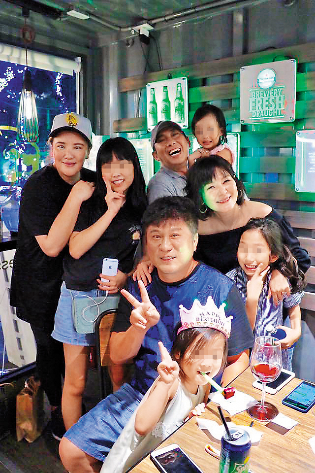 胡瓜(中)與小禎(後排左)常與屈中恆(後排右二)等藝人朋友聚會,李進良鮮少參與。(翻攝自小禎臉書)