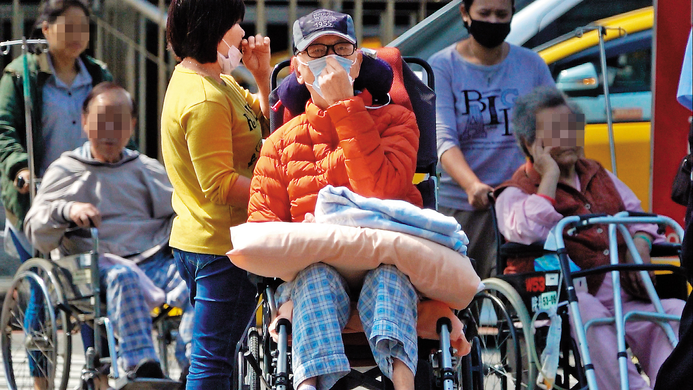 本刊直擊2度中風住院的王羽，身形雖顯消瘦，左手仍有自主能力，絕非外界所盛傳的「只剩眼球可以動」。