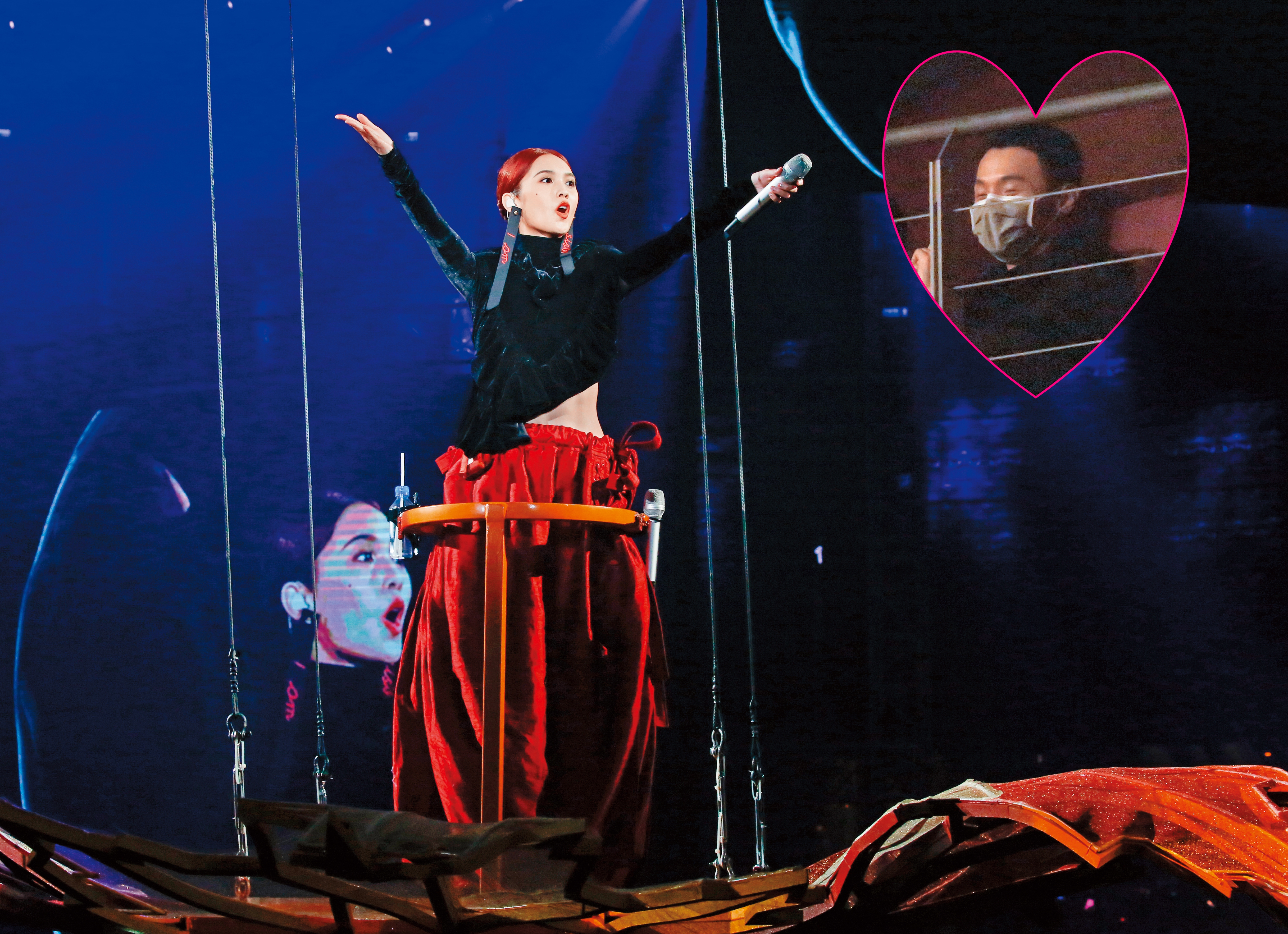 不像楊丞琳之前去李榮浩演唱會如此高調，李榮浩去楊丞琳的演唱會則相對低調，戴著口罩坐在3樓包廂，沒有模糊台上焦點。