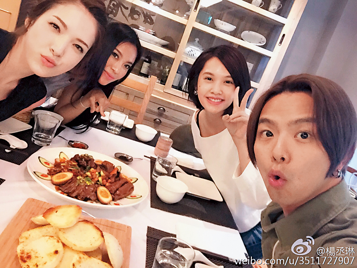 過去楊丞琳（右二）跟小鬼（右一）在一起過，而且2人分手之後還是朋友，私下也會聚會。（翻攝自楊丞琳微博）