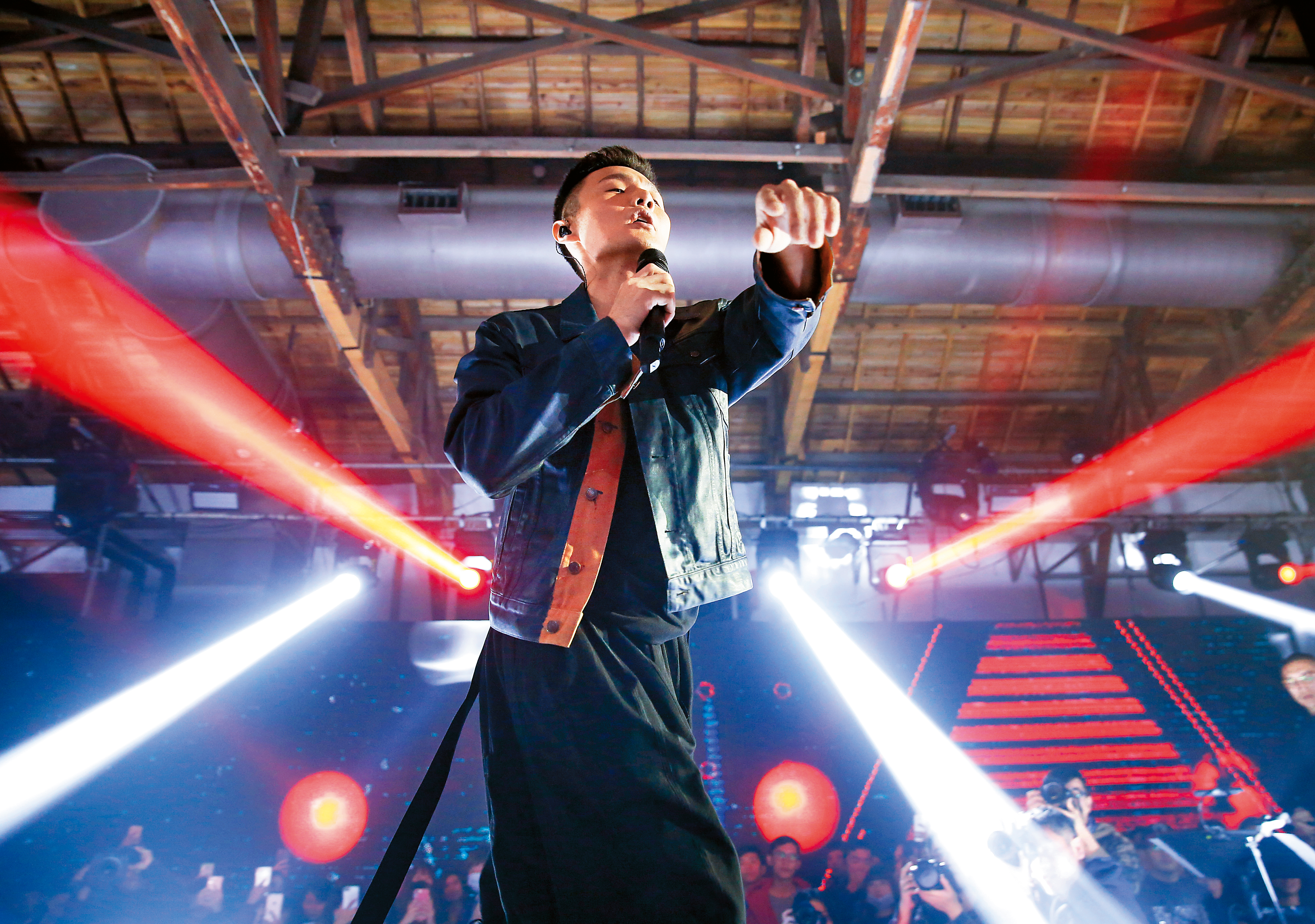 李榮浩是新興的小天王，才華備受注目，錢也開始撈進上億元，除了北京，他在台灣也一直在找房入住，很有台灣女婿架勢。